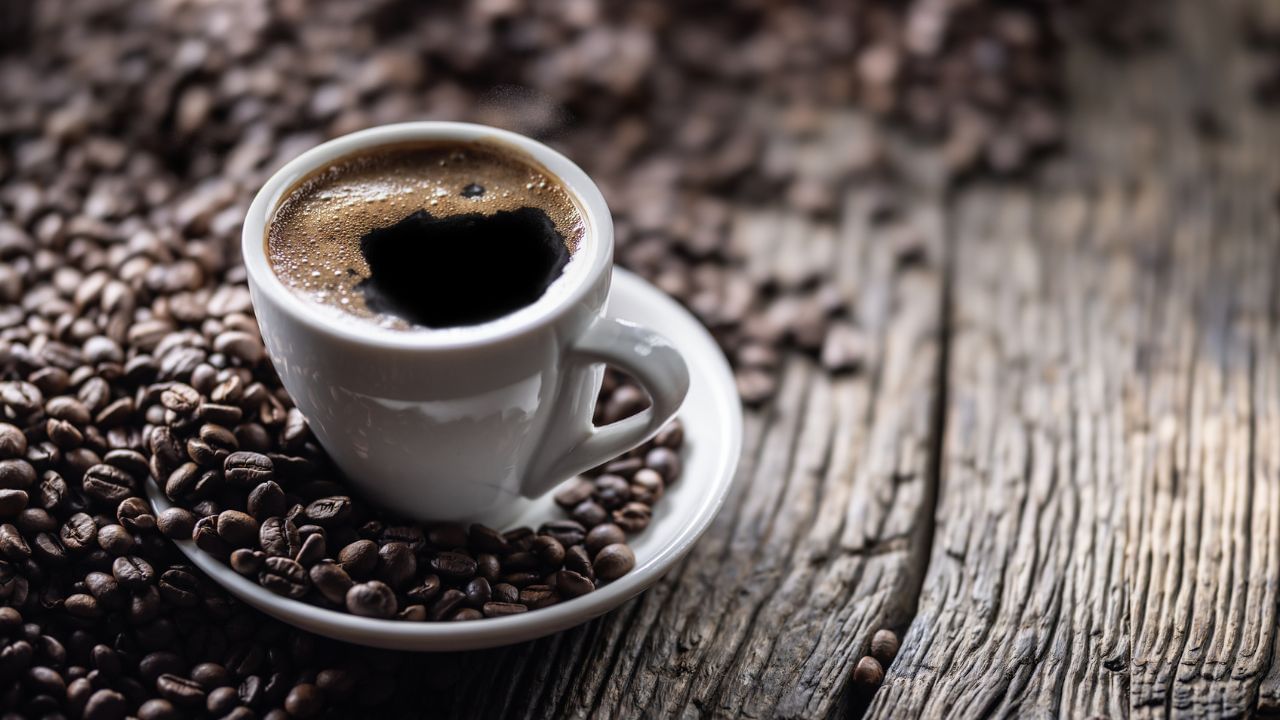 അമിതമായി കാപ്പി കുടിക്കുന്ന നിരവധിയാളുകള് നമുക്കിടയിലുണ്ട്. എന്നാല് ഇങ്ങനെ ചെയ്യുന്നത് പല തരത്തിലുള്ള ആരോഗ്യ പ്രശ്നങ്ങള്ക്കും കാരണമാകുന്നു. (Image Credits: Getty Images)