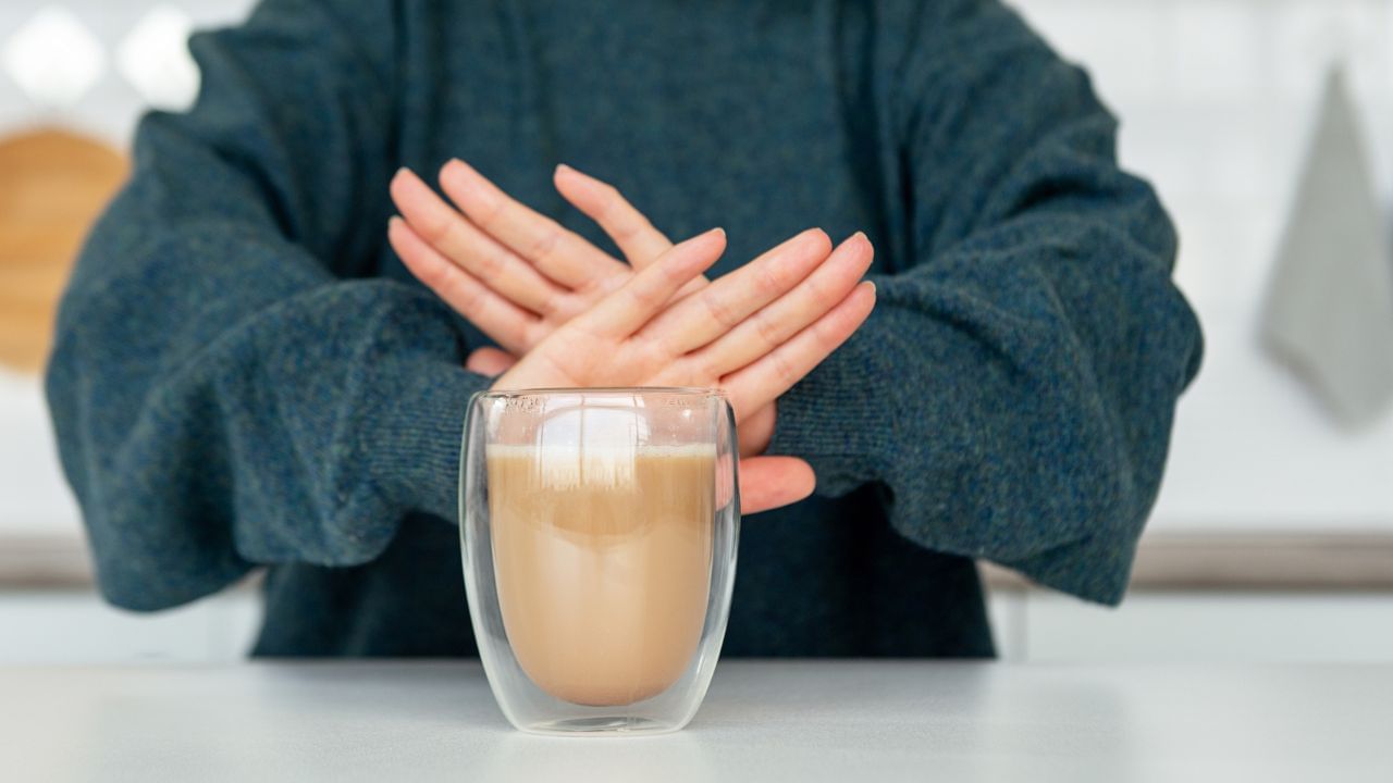 ചായ, കാപ്പി എന്നിവ കുടിക്കുമ്പോള് മാത്രമല്ല കൊക്കകോള, പെപ്സി, റെഡ് ബുള്, മോണ്സ്റ്റര് തുടങ്ങിയ പാനീയങ്ങള് വഴിയും നിങ്ങളിലേക്ക് കഫീന് എത്തുന്നുണ്ട്. 400 മില്ലിഗ്രാം കഫീന് ഏകദേശം നാല് കപ്പ് കാപ്പി, 10 സോഡ അല്ലെങ്കില് രണ്ട് എനര്ജി ഡ്രിങ്കുകള്ക്ക് എന്നിവയിലൂടെ ശരീരത്തിലേക്ക് എത്താമെന്ന് ഗവേഷകര് പറയുന്നു.