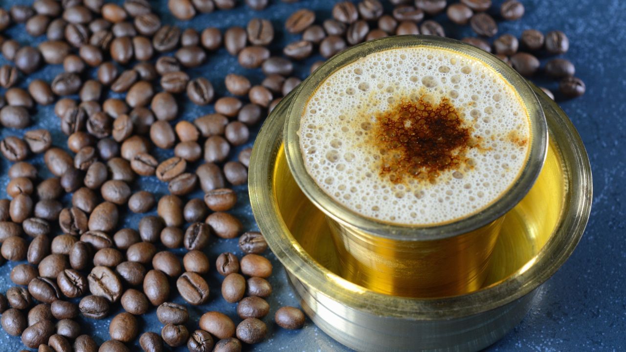 പതിവായി കഫീന് കഴിക്കുന്നത് പാരസിംപതിറ്റിക് സിസ്റ്റത്തെ അസ്വസ്ഥമാക്കുകയും രക്തസമ്മര്ദം, ഹൃദയമിടിപ്പ് എന്നിവ വര്ധിപ്പിക്കുകയും ചെയ്യും. ദീര്ഘകാലമായി കഫീന് കഴിക്കുന്നത് ഹൃദയാരോഗ്യത്തില് ചെലുത്തുന്ന സ്വാധീനം വളരെ വലുതാണെന്ന് പഠനത്തില് പറയുന്നു.