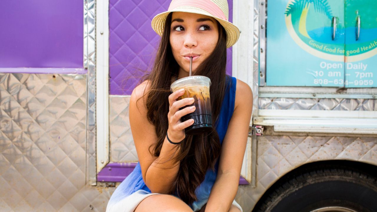 പുതിയ പഠനം അനുസരിച്ച് പ്രതിദിനം 400 മില്ലിഗ്രാം അല്ലെങ്കില് അതില് കൂടുതല് കഫീന് ശരീരത്തിലെത്തുന്നത് അയാളില് ഹൃദ്രോഗ സാധ്യത വര്ധിപ്പിക്കുന്നു. അമേരിക്കന് കോളേജ് ഓഫ് കാര്ഡിയോളജി സംഘടിപ്പിച്ച എസിസി ഏഷ്യ 2024 കോണ്ഫറന്സിലാണ് ഈ പഠനം അവതരിപ്പിക്കപ്പെട്ടത്.