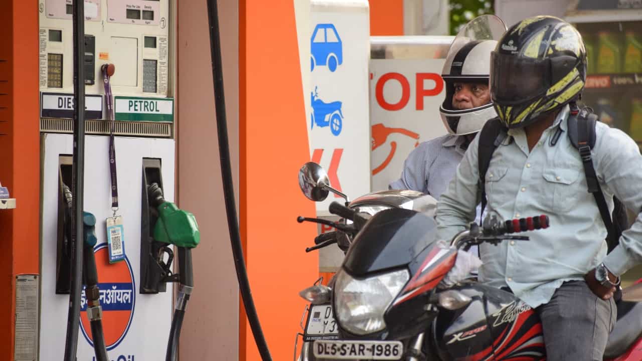 E20 Petrol: മൈലേജില്ലെങ്കിൽ എഞ്ചിൻ ട്യൂൺ ചെയ്താൽ മതി; തുരുമ്പടിക്കുമെന്നതൊക്കെ വ്യാജ പ്രചാരണമെന്ന് കേന്ദ്രം