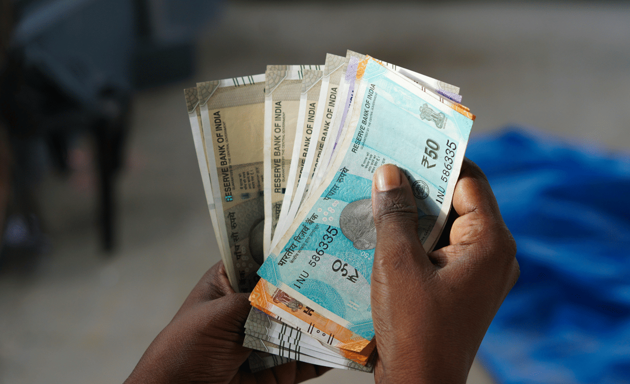 പണം അനാവശ്യമായി ചെലവാക്കുകയും കഷ്ടകാലങ്ങളിലേക്ക് പണം സ്വരുക്കൂട്ടി വയ്ക്കാതിരിക്കുകയും ചെയ്യുന്നവർ വിഡ്ഢികളാണെന്ന് ചാണക്യൻ പറയുന്നു. പണം ലാഭിക്കാനുള്ള ഏറ്റവും നല്ല മാര്ഗം ചെലവ് നിയന്ത്രിക്കുക എന്നതാണ്. (Image credit:Unsplash)