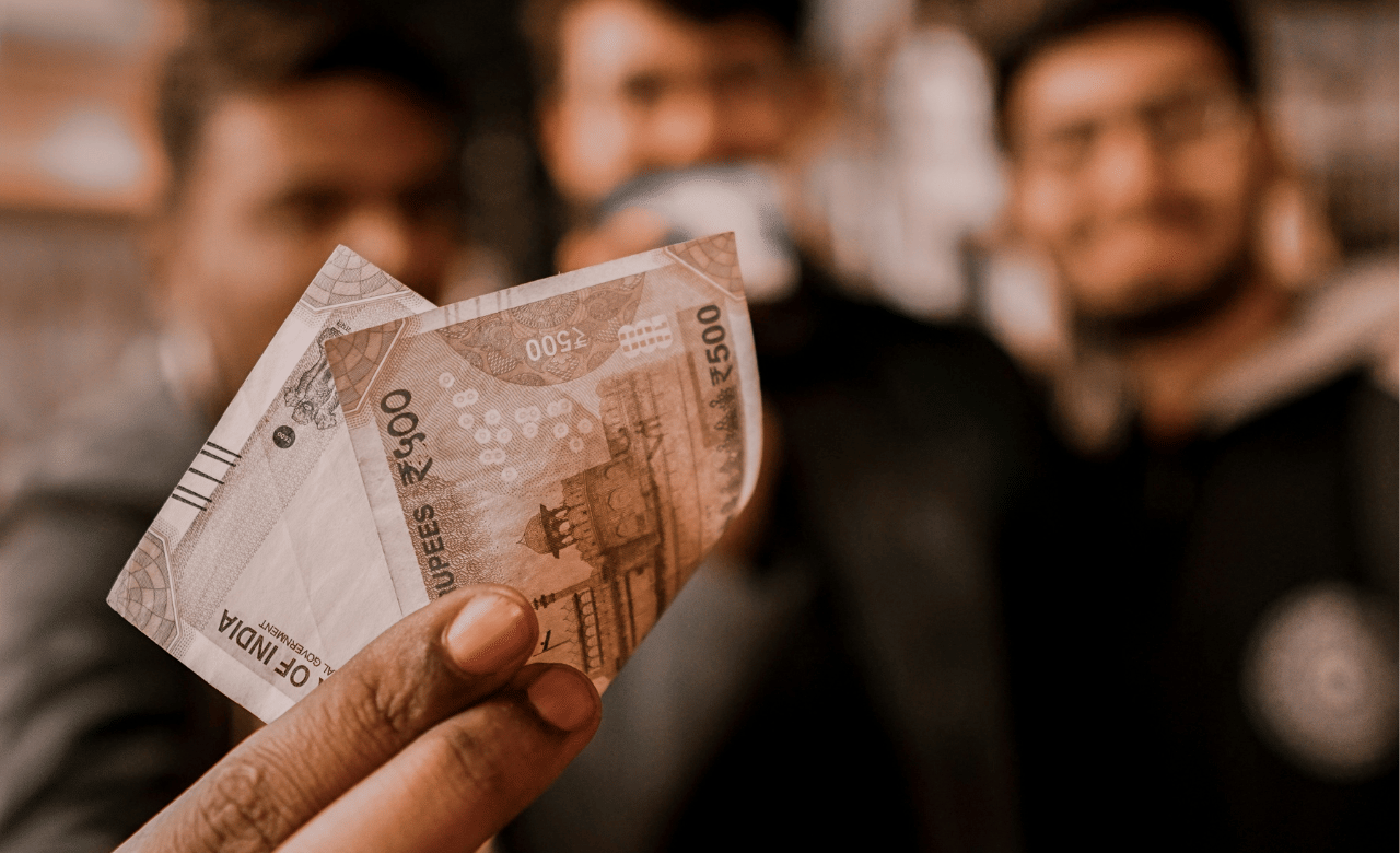 എല്ലായ്പ്പോഴും ഒരു വ്യക്തി അയാളുടെ മോശം കാലത്തേക്കായി പണം സ്വരൂപിച്ച് വയ്ക്കണം. കാരണം ദാരിദ്ര്യ കാലത്ത് എല്ലാവരും നിങ്ങളെ ഉപേക്ഷിച്ചുപോയാലും ഈ സമ്പാദ്യം നിങ്ങള്ക്ക് ഉപയോഗപ്രദമാകുമെന്ന് ചാണക്യൻ ഓർമിപ്പിക്കുന്നു. (Image credit:Unsplash)