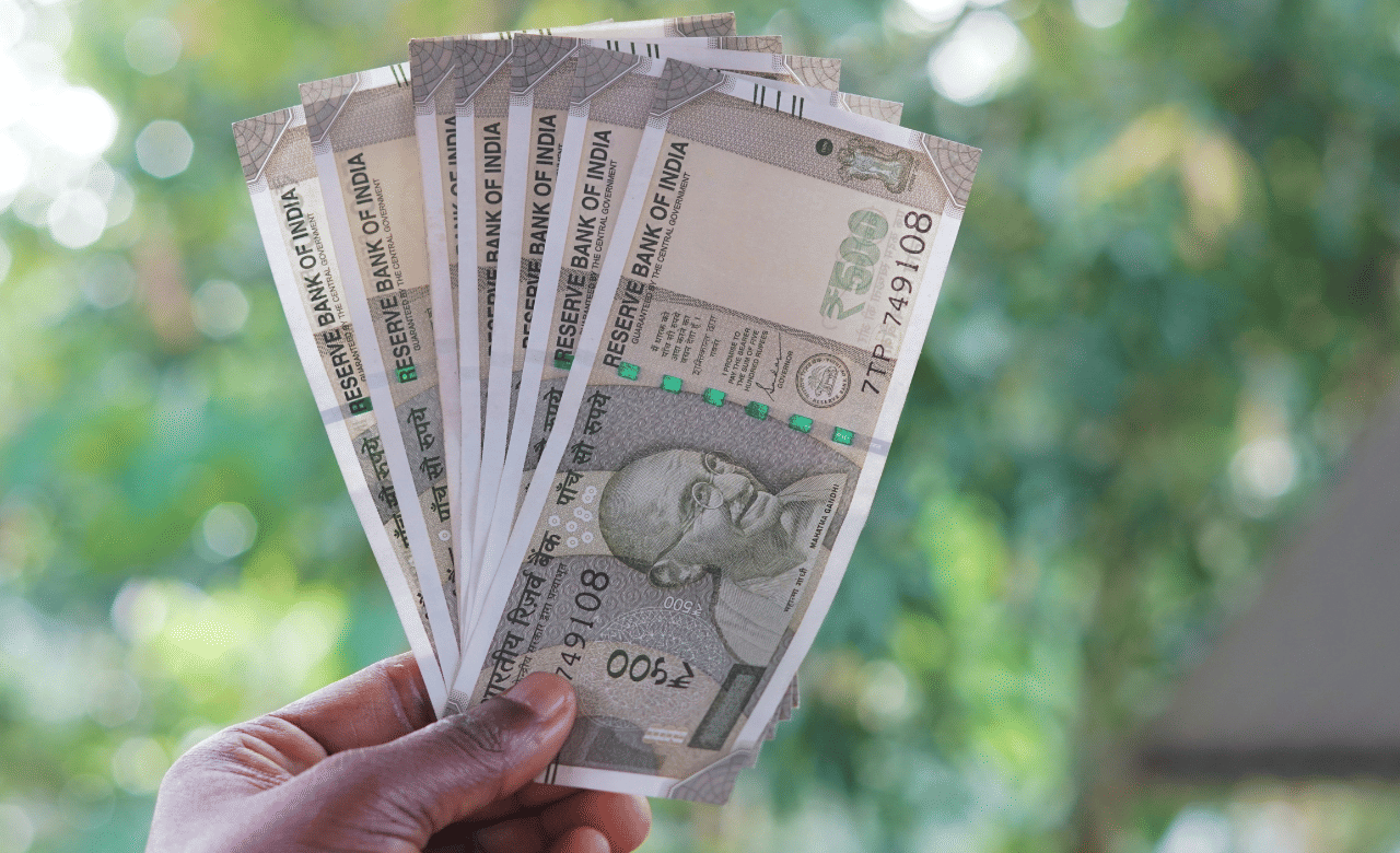 ദാനധര്മ്മം ഒരു നല്ല പ്രവൃത്തിയാണെന്നും പാവപ്പെട്ടവരെ സഹായിക്കുന്നതിലൂടെ നിങ്ങളുടെ സമ്പത്ത് വർദ്ധിക്കുകയും ഐശ്വര്യം ഉണ്ടാകുമെന്നും ചാണക്യൻ പറയുന്നു. എന്നാൽ അമിതമായ ദാനശീലം നല്ലതല്ല, നിങ്ങളുടെ സമ്പത്ത് നശിക്കാന് തുടങ്ങും. (Image credit:Unsplash)