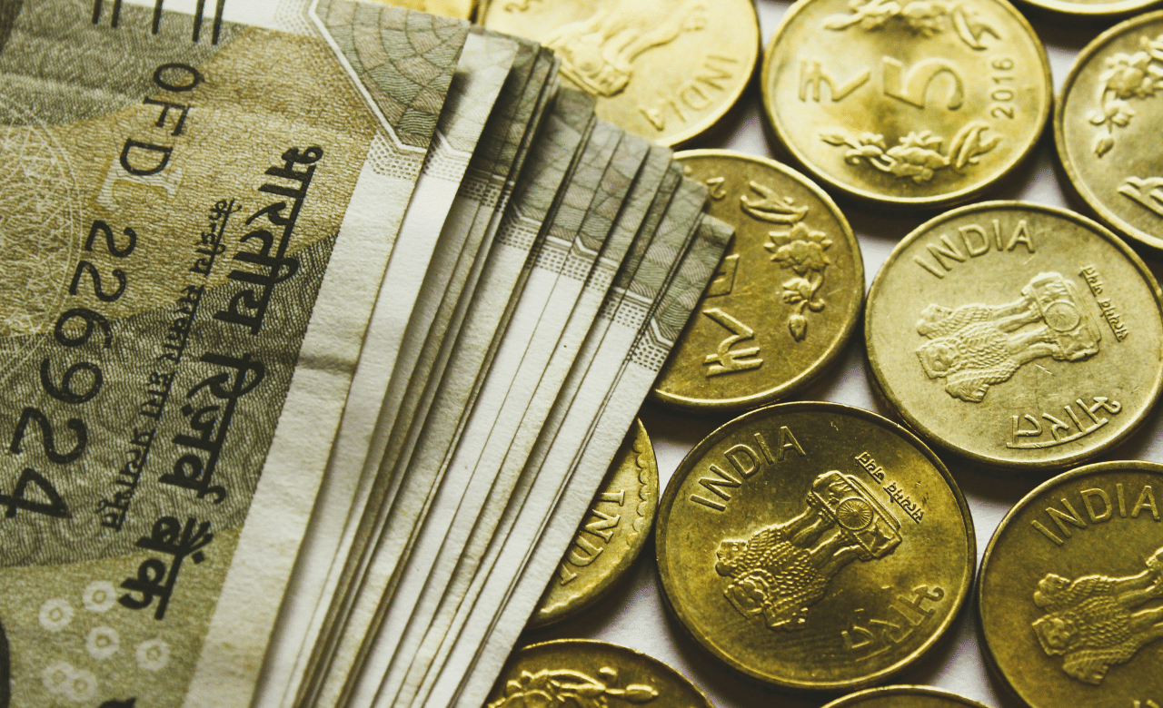 കൂടുതല്‍ പണം സമ്പാദിക്കണമെന്ന് ആഗ്രഹിക്കുന്നുവെങ്കില്‍ നിങ്ങള്‍ എപ്പോഴും നിങ്ങളുടെ പ്രവര്‍ത്തനങ്ങളില്‍ ശ്രദ്ധ കേന്ദ്രീകരിക്കണമെന്നും നല്ല രീതിയിൽ പണം സമ്പാദിക്കണമെന്നും ചാണക്യൻ പറയുന്നു. (Image credit:Unsplash)