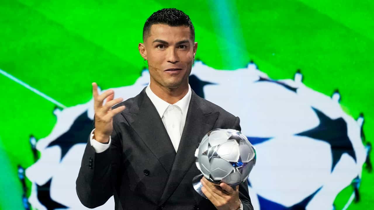 Cristiano Ronaldo: ഐഎസ്എല് ടീമിനെതിരെ കളിക്കാന് ക്രിസ്റ്റ്യാനോ റൊണാള്ഡോ? സംഭവം ഇറുക്ക് Cristiano Ronaldo: ഐഎസ്എല് ടീമിനെതിരെ കളിക്കാന് ക്രിസ്റ്റ്യാനോ റൊണാള്ഡോ? സംഭവം ഇറുക്ക്