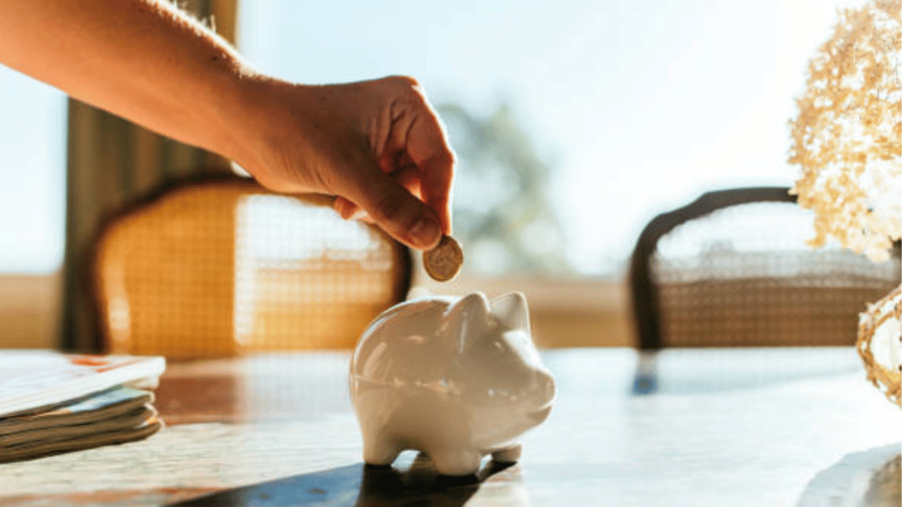 എന്നാൽ ക്ഷാമാശ്വാസം, പെൻഷൻകാർക്കും കുടുംബ പെൻഷൻകാർക്കും CCS പെൻഷൻ നിയമങ്ങളിലെ റൂൾ 55-Aയിൽ നിർവചിച്ചിരിക്കുന്നത് പോലെ വിലക്കയറ്റത്തിനെതിരെ നൽകുന്ന ആശ്വാസമാണ്. പണപ്പെരുപ്പം മൂലമുള്ള വർദ്ധിച്ചുവരുന്ന ജീവിതച്ചെലവ് നേരിടാൻ പെൻഷൻകാർക്ക് ഇത് നൽകുന്നു. (Image Credit: Getty Images)