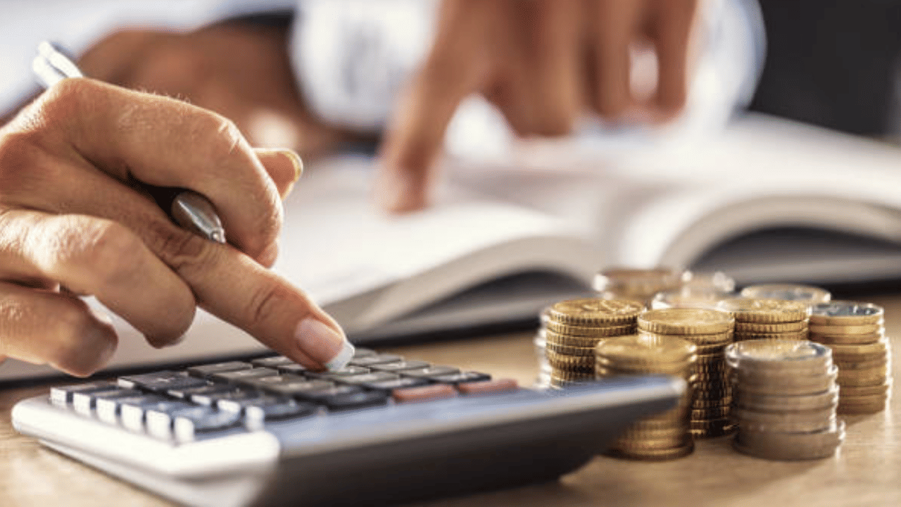 സര്‍ക്കാര്‍ ജീവനക്കാര്‍ക്ക് അവരുടെ അടിസ്ഥാന ശമ്പളത്തിന്റെ നിശ്ചിത ശതമാനം കണക്കാക്കി ക്ഷാമബത്ത നല്‍കുന്നു. ഓരോ ആറുമാസം കൂടുമ്പോഴും ക്ഷാമബത്തയില്‍ വര്‍ദ്ധനവുണ്ടാകും. (Image Credit: Getty Images)