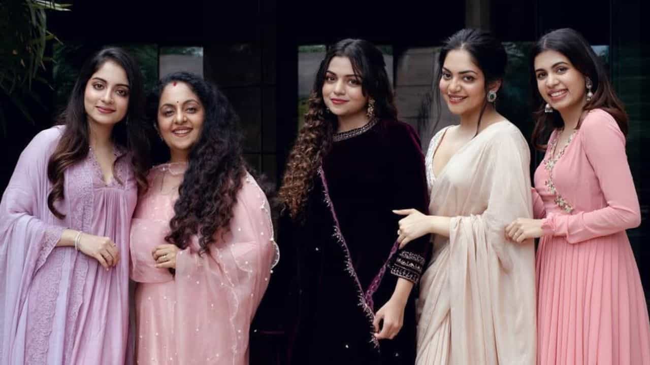 Diya Krishna: പ്രൊമോഷനുകൾക്ക് മാത്രം 5 ലക്ഷം; യൂട്യുബിലും ബിസിനസിലും നിന്ന് വേറെ; താര കുടുംബത്തിലെ ഏറ്റവും ധനിക ദിയ കൃഷ്ണ! Diya Krishna: പ്രൊമോഷനുകൾക്ക് മാത്രം 5 ലക്ഷം; യൂട്യുബിലും ബിസിനസിലും നിന്ന് വേറെ; താര കുടുംബത്തിലെ ഏറ്റവും ധനിക ദിയ കൃഷ്ണ!