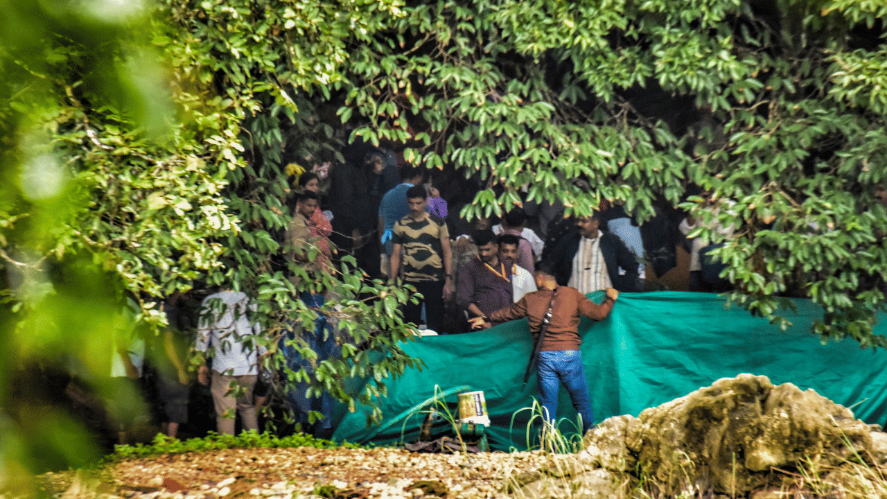 Dharmasthala mass burial case: ശുചീകരണ തൊഴിലാളിക്ക് തലയോട്ടി നൽകിയതാര്? ദുരൂഹത ഒഴിയാതെ ധർമസ്ഥല Dharmasthala mass burial case: ശുചീകരണ തൊഴിലാളിക്ക് തലയോട്ടി നൽകിയതാര്? ദുരൂഹത ഒഴിയാതെ ധർമസ്ഥല