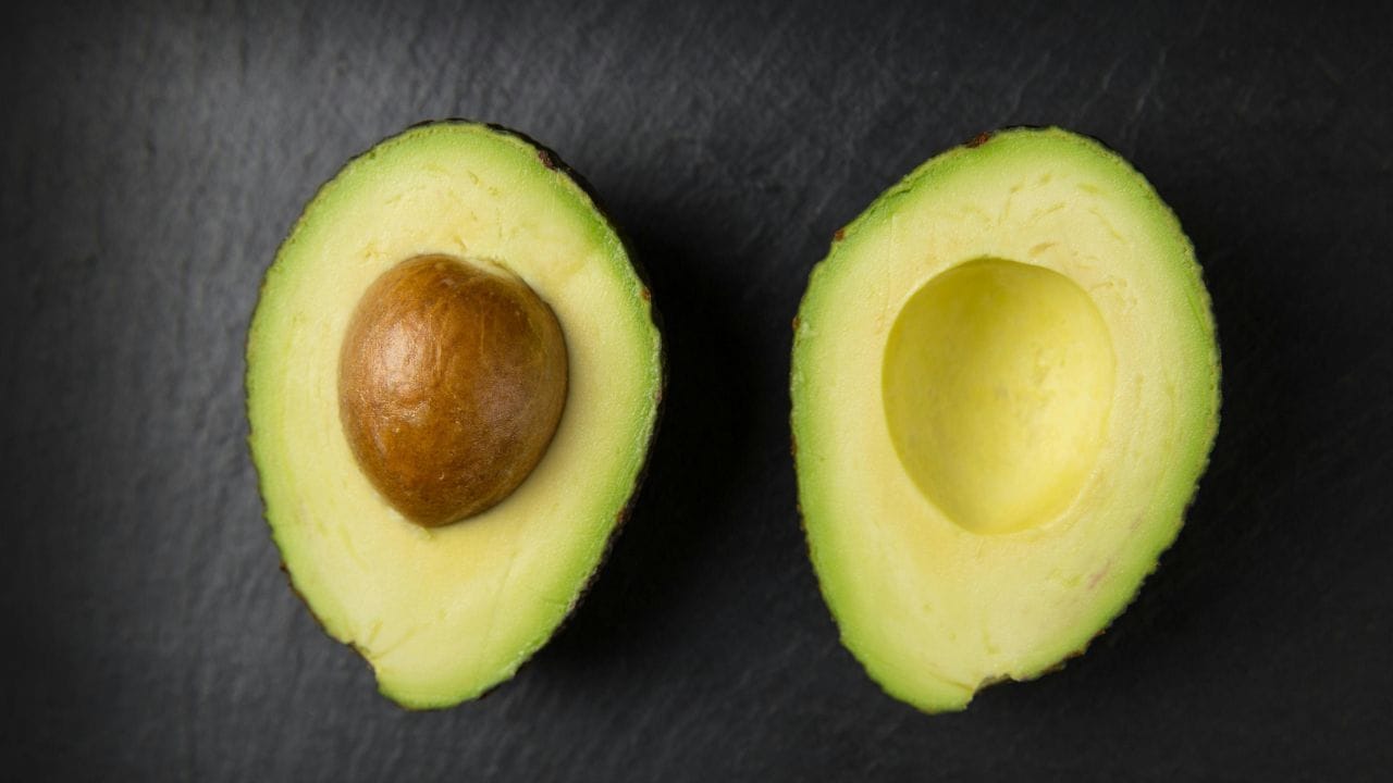 പ്രമേഹം നിയന്ത്രിക്കാൻ സഹായിക്കുന്ന മറ്റൊരു പഴമാണ് അവക്കാഡോ. ഇത് രക്തത്തിലെ പഞ്ചസാരയുടെ അളവ് നിയന്ത്രിക്കുമെന്നതിനാൽ പ്രമേഹ രോഗികൾക്ക് ധൈര്യമായി കഴിക്കാം. (Image Credits: Pexel)
