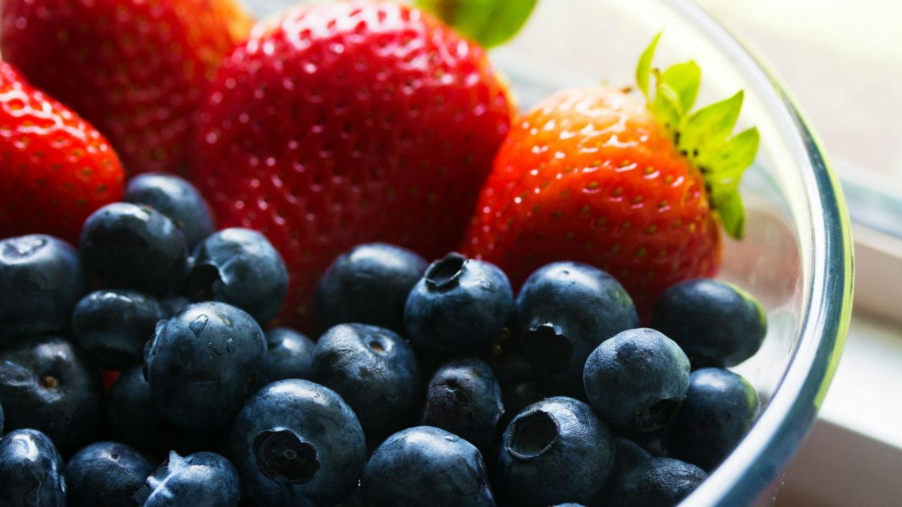 സ്ട്രോബറി, ബ്ലൂബെറി തുടങ്ങിയ ബെറി പഴങ്ങളും പ്രമേഹ രോഗികള്ക്ക് ധൈര്യമായി കഴിക്കാവുന്നതാണ്. നാരുകളും ആന്റിഓക്സിഡന്റുകളും ഉയർന്ന അളവിൽ അടങ്ങിയിട്ടുള്ള ഇവ രക്തത്തിലെ പഞ്ചസാരയുടെ അളവിനെ നിയന്ത്രിക്കാൻ സഹായിക്കും. (Image Credits: Pexel)