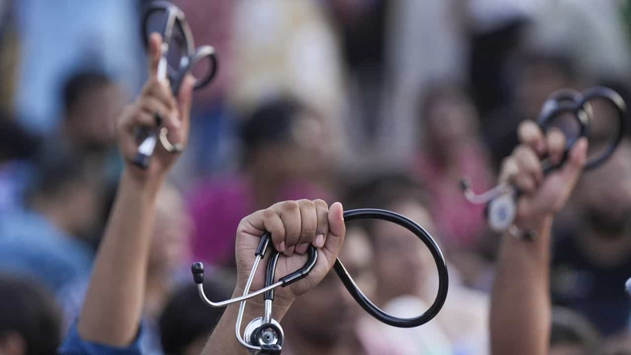 Medical College Doctors Strike: ധൈര്യമായി ആശുപത്രിയില് പോകാം; ഡോക്ടര്മാരുടെ സമരം മാറ്റിവെച്ചു Medical College Doctors Strike: ധൈര്യമായി ആശുപത്രിയില് പോകാം; ഡോക്ടര്മാരുടെ സമരം മാറ്റിവെച്ചു