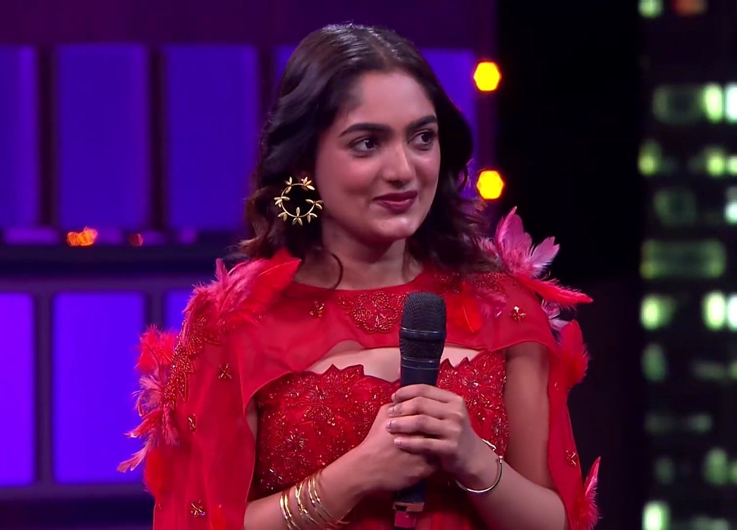 ബുദ്ധിപരമായ നീക്കങ്ങളിലൂടെ ബിഗ് ബോസ് ഹൗസിൽ സജീവമായ മത്സരാർത്ഥിയാണ് ഡോക്ടർ ബിന്നി സെബാസ്റ്റ്യൻ. പണിപ്പുരയിൽ നിന്ന് ഭക്ഷണമെടുക്കാൻ അക്ബർ ഖാനെ ഉപദേശിച്ചതടക്കം വളരെ ബുദ്ധിപരമായാണ് ബിന്നി കളിക്കുന്നത്. അതുകൊണ്ട് തന്നെ താരത്തിന് ആരാധകരുമുണ്ട്. (Image Courtesy- Social Media)
