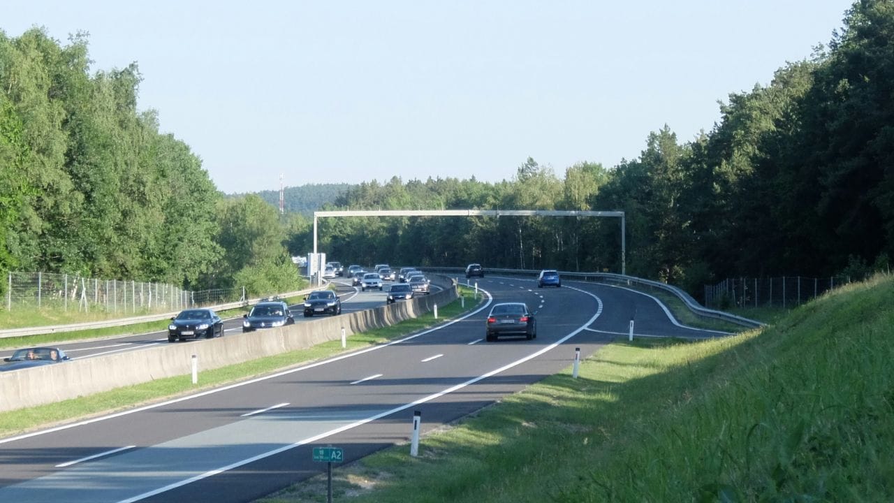 പദ്ധതി പ്രകാരം ഡ്രൈവര്മാര്ക്ക് രണ്ട് വിഭാഗങ്ങളായി ബ്ലാക്ക് പോയിന്റുകള് കുറയ്ക്കാം. 24 ബ്ലാക്ക് പോയിന്റുള്ള ലൈസന്സ് റദ്ദാക്കപ്പെട്ടയാളുകള്ക്ക് 2,400 ദിര്ഹം പിഴയടച്ച് പോലീസ് ബൂത്തില് പേര് രജിസ്റ്റര് ചെയ്ത ശേഷം ഗതാഗത നിയമലംഘകര്ക്കുള്ള പരിശീലന പരിപാടിയില് പങ്കെടുക്കാം. ഇതിന് ശേഷം ലൈസന്സ് തിരികെ ലഭിക്കും.