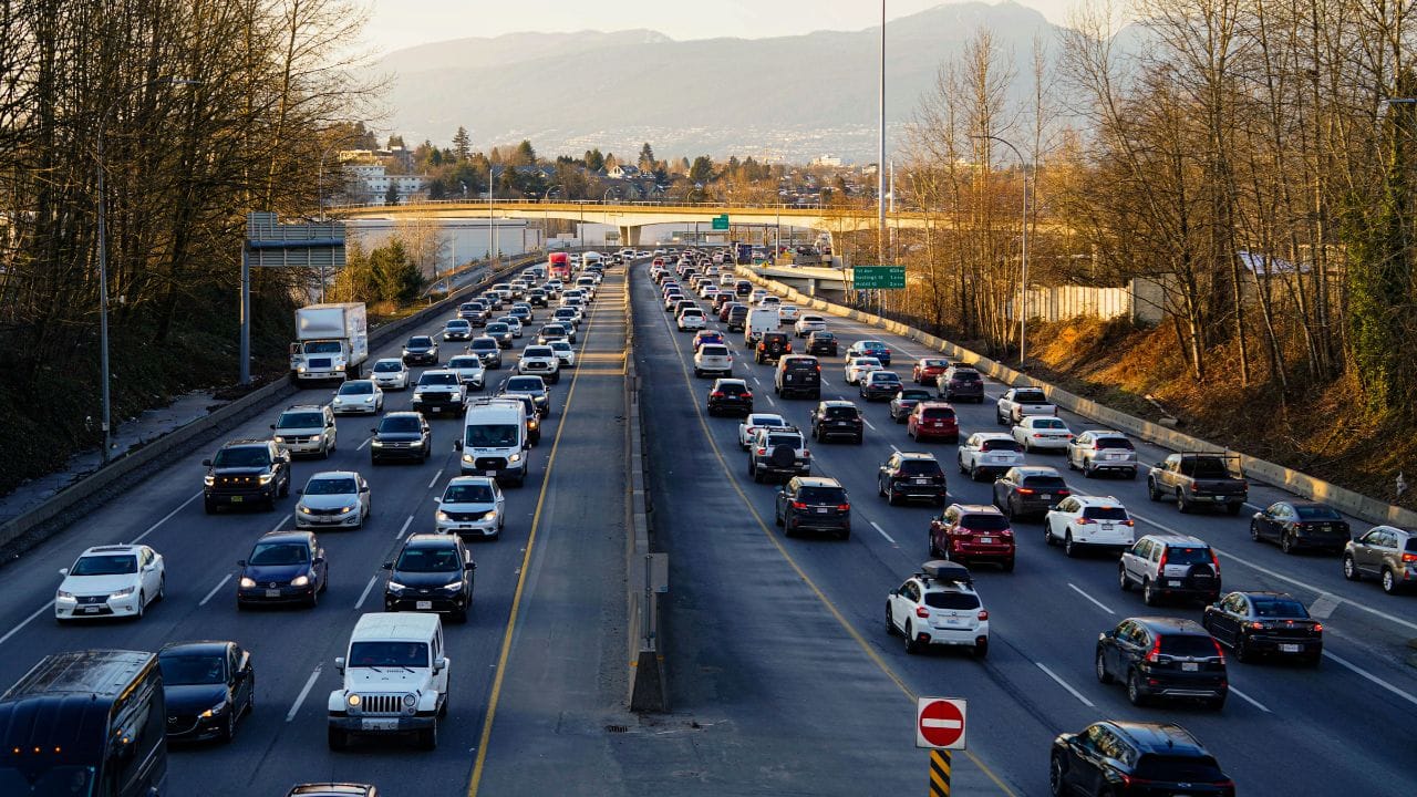 അബുദബി പോലീസ് തങ്ങളുടെ ഔദ്യോഗിക എക്സ് അക്കൗണ്ടിലൂടെയാണ് ഈ വിവരം പുറത്തുവിട്ടത്. ഗതാഗത നിയമലംഘനങ്ങള് നടത്തുന്നവര്ക്ക് ചുമത്തുന്ന ശിക്ഷയാണ് ബ്ലാക്ക് പോയിന്റ്. പ്രതിവര്ഷം 24 ബ്ലാക്ക് പോയിന്റുകള് ഉണ്ടെങ്കില് അവരുടെ ലൈസന്സ് റദ്ദാക്കപ്പെടും.