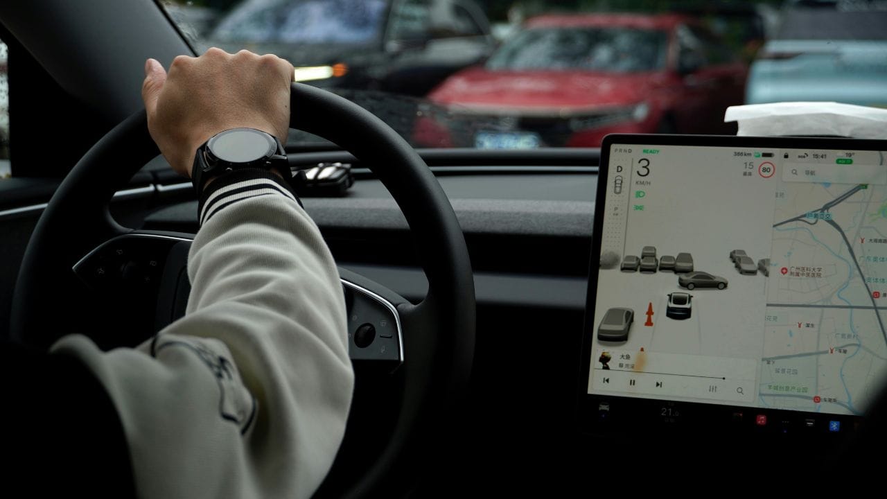 നിലവില് അബുദബിയിലെ അഡ്ഹെക്സ് സെന്ററില് നടക്കുന്ന പ്രദര്ശനം സെപ്റ്റംബര് ഏഴ് വരെയാണ് നടക്കുക. അഡ്ഹെക്സിലെ ഹാള് നമ്പര് 12ല് പോലീസ് ബൂത്തില് പൊതുജനങ്ങള്ക്കായി പോലീസിന്റെ ബോധവത്കരണ ക്ലാസും പരിശീലന പരിപാടികളും നടക്കുന്നു.