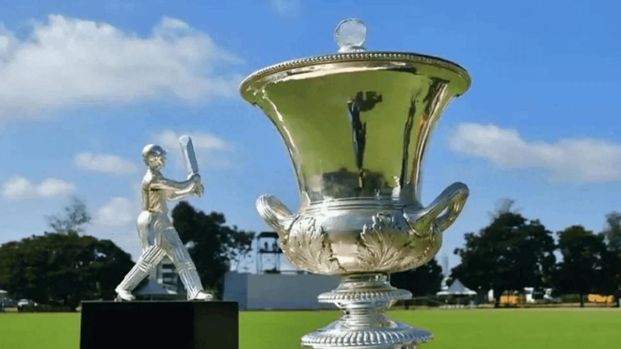 കേരള ക്രിക്കറ്റ് ലീഗിൽ ദുലീപ് ട്രോഫി പ്രതിസന്ധി. സെപ്തംബർ നാല് മുതൽ ദുലീപ് ട്രോഫി സെമിഫൈനൽ മത്സരങ്ങൾ ആരംഭിക്കുമ്പോൾ വിവിധ കെസിഎൽ ടീമുകളിലെ വിവിധ താരങ്ങൾ സൗത്ത് സോൺ ടീമിൽ കളിക്കും. ആലപ്പി റിപ്പിൾസ് ക്യാപ്റ്റൻ മുഹമ്മദ് അസ്ഹറുദ്ദീൻ അടക്കം ദുലീപ് ട്രോഫിയിലുണ്ട്. (Image Courtesy- Social Media)