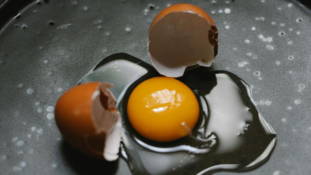 അതുപോലെ, ബോട്ടിലുകളിലും മറ്റും പറ്റിപ്പിടിച്ചിരിക്കുന്ന കറ അകറ്റാൻ സാധാരണഗതിയിൽ ബുദ്ധിമുട്ടാണ്. അത്തരം സാഹചര്യങ്ങളിൽ മുട്ടത്തോട് പൊടിക്കൊപ്പം അൽപ്പം സോപ്പ് പൊടിയും ചെറു ചൂടുവെള്ളവും ചേർത്ത് ബോട്ടിലിലേക്ക് ഒഴിച്ച് നന്നായി കുലുക്കി കഴുകാവുന്നതാണ്. (Image Credits: Pexels)
