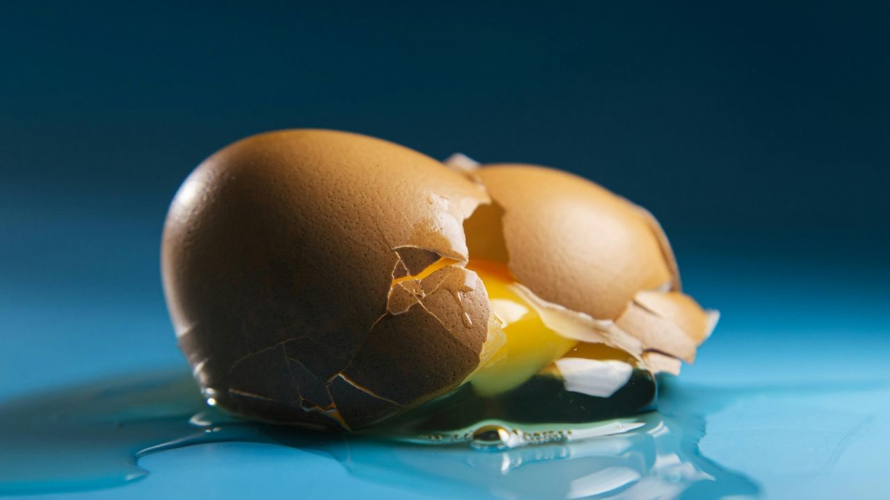 ഇത് ഡിഷ് വാഷിങ് സോപ്പിനൊപ്പം ചേർത്ത് പാത്രങ്ങൾ കഴുകാൻ ഉപയോഗിക്കാം. എത്ര കഠിനമായ കറയും നീക്കം ചെയ്യാൻ ഇത് സഹായിക്കും.  കൂടാതെ, സിങ്ക് വൃത്തിയാക്കുന്നതിനും മുട്ടത്തോട് പൊടി ഉപയോ​ഗിക്കാം. (Image Credits: Pexels)
