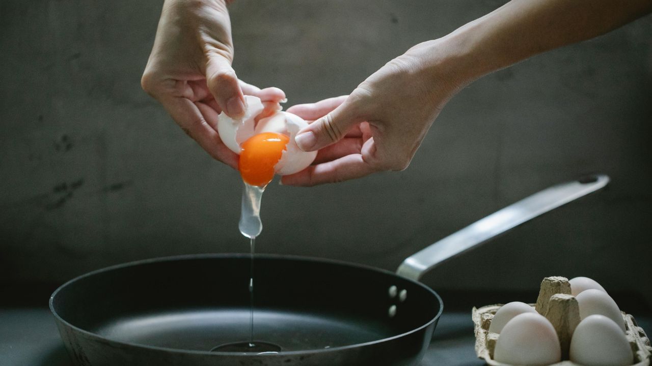 മുട്ടയുടെ ഉള്ളിലുള്ളതെല്ലാം എടുത്ത് തോട് കളയുന്നതാണ് പതിവ്. എന്നാല്‍, ഇനി മുതല്‍ മുട്ടത്തോട് വെറുതെ കളയേണ്ട. ഏത് കറയും നിമിഷ നേരം കൊണ്ട് കളയാൻ സഹായിക്കുന്ന ഒരു ക്ലീനർ. (Image Credits: Pexels)