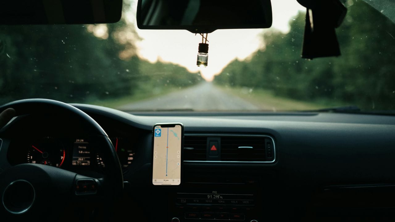 പതിവായി ജിപിഎസ് നാവിഗേഷൻ ഉപയോഗിക്കുന്നവരിൽ സ്‌പെഷ്യൽ മെമ്മറി കുറവാണെന്നാണ് കണ്ടെത്തൽ. സ്ഥിരമായി ജിപിഎസിനെ  ആശ്രയിക്കുന്നത് ഓര്‍മശക്തിക്ക് നിർണായകമായ തലച്ചോറിലെ ഹിപ്പോകാമ്പസിനെ നിഷ്ക്രിയമാകുന്നു. പിന്നീട്, പ്രായമാകുമ്പോൾ ഡിമെൻഷ്യ പോലുള്ള പ്രശ്നങ്ങളിലേക്ക് ഇത് നയിക്കും. (Image Credits: Pexels)
