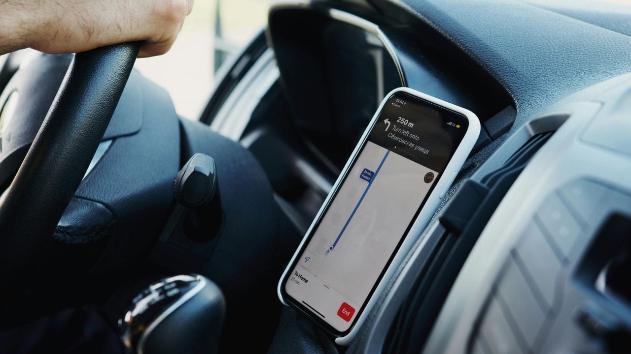 ഗൂഗിൾ മാപ്പ് ഉപയോഗിക്കാൻ തുടങ്ങിയതോടെ മുൻപ് പോയിരുന്ന വഴിയിലൂടെയാണ് സഞ്ചരിക്കുന്നതെങ്കിൽ പോലും പലരും ദിശയൊന്നും ശ്രദ്ധിക്കാതെയായി. ഈ ശീലം നമ്മുടെ ഓർമ്മശക്തിയെ ബാധിക്കുമെന്നും ഡിമെന്‍ഷ്യ പോലുള്ള അവസ്ഥയിലേക്ക് നയിക്കുമെന്നുമാണ് വിദഗ്ധർ പറയുന്നത്. (Image Credits: Pexels)