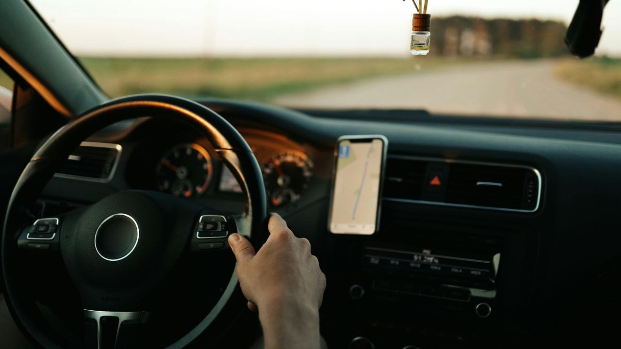 ഇന്ന് നമ്മുടെ പ്രിയപ്പെട്ടവരുടെ ഫോൺ നമ്പർ പോലും നമുക്ക് ഓർമ്മയിൽ നിൽക്കുന്നില്ല. മുൻപ് ഇതെല്ലാം മനഃപാഠമായിരുന്നു. ഫോണിൽ നമ്പറുകൾ സേവ് ചെയ്ത് വെക്കാമെന്നുള്ളത് കൊണ്ട് തന്നെ ഇന്ന് നമ്പറുകൾ ഓർത്തുവെക്കാൻ ആരും ശ്രമിക്കുന്നില്ല. അതുപോലെ തന്നെയാണ് ഗൂഗിൾ മാപ്പ് പോലുള്ള ജിപിഎസ്സിന്‍റെ ഉപയോഗവും. (Image Credits: Pexels)