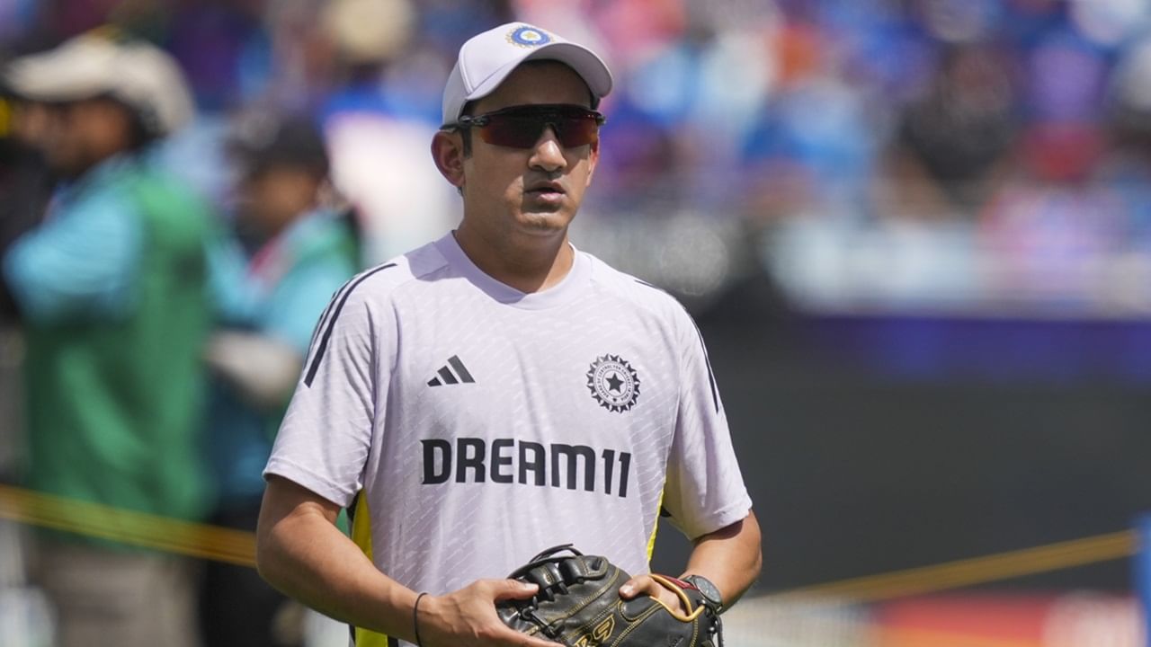 ഇന്ത്യന് പരിശീലകന് ഗൗതം ഗംഭീറിനെ പ്രശംസിച്ച് മുന് താരവും കമന്റേറ്ററുമായ ആകാശ് ചോപ്ര രംഗത്ത്. വൈറ്റ് ബോള് ക്രിക്കറ്റില് ഗംഭീറിന്റെ പരിശീലനത്തില് ഇന്ത്യ മികച്ച പ്രകടനം പുറത്തെടുത്തത് ചൂണ്ടിക്കാട്ടിയാണ് പ്രശംസ (Image Credits: PTI)