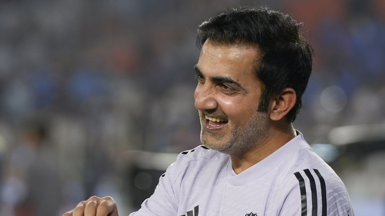 തന്റെ യൂട്യൂബ് ചാനലില് സംസാരിക്കുന്നതിനിടെയാണ് ചോപ്ര ഗംഭീറിനെ പ്രശംസ കൊണ്ട് മൂടിയത്. ഗംഭീറിന്റെ ശൈലികള്ക്ക് അനുസൃതമായി ശുഭ്മാന് ഗില് ഓപ്പണര് എന്ന നിലയില് എങ്ങനെ കളിക്കുമെന്ന കാണാന് താല്പര്യമുണ്ടെന്നും അദ്ദേഹം പറഞ്ഞു (Image Credits: PTI)