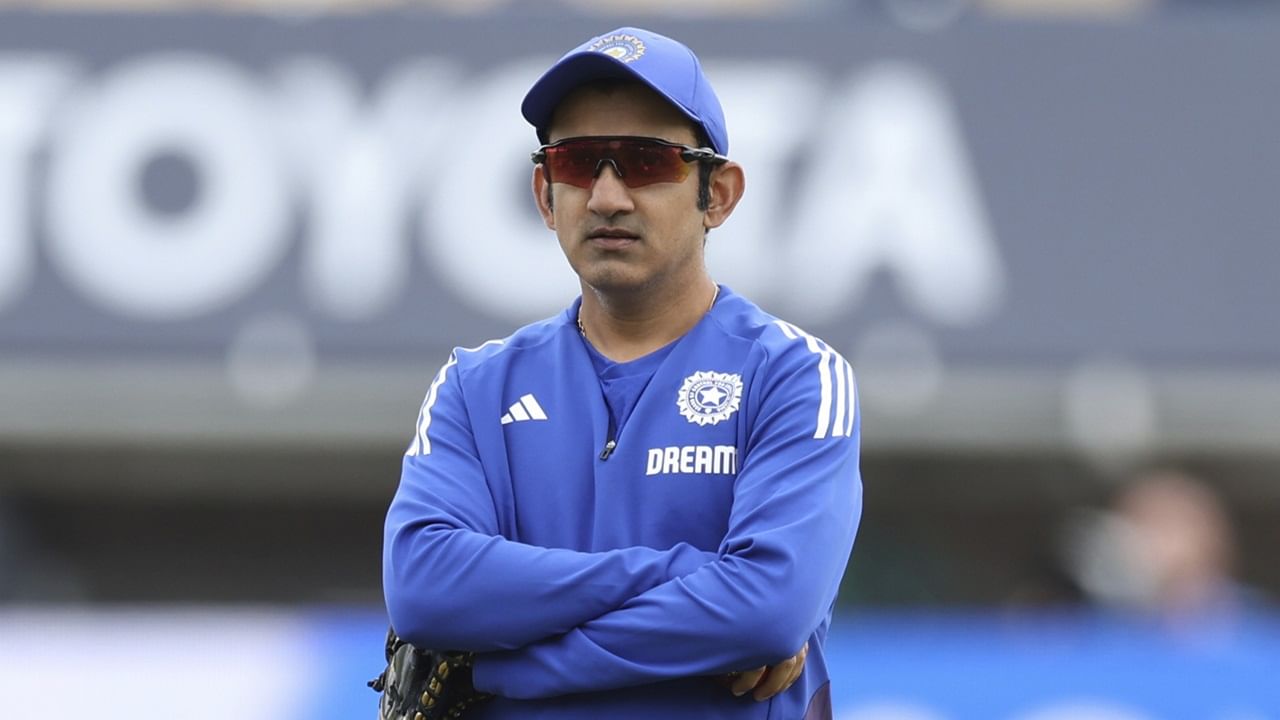 ലഭിച്ച സ്‌ക്വാഡിലെ കാരങ്ങളെ കളിപ്പിക്കുക എന്നതാണ് പരിശീലകന്റെ ജോലി. ഗില്‍ വൈസ് ക്യാപ്റ്റനാകുന്നതിലും, ഓപ്പണ്‍ ചെയ്യുന്നതിലും ഗംഭീറിന് പങ്കില്ലെന്നാണ് ചോപ്ര പറയുന്നത്  (Image Credits: PTI)