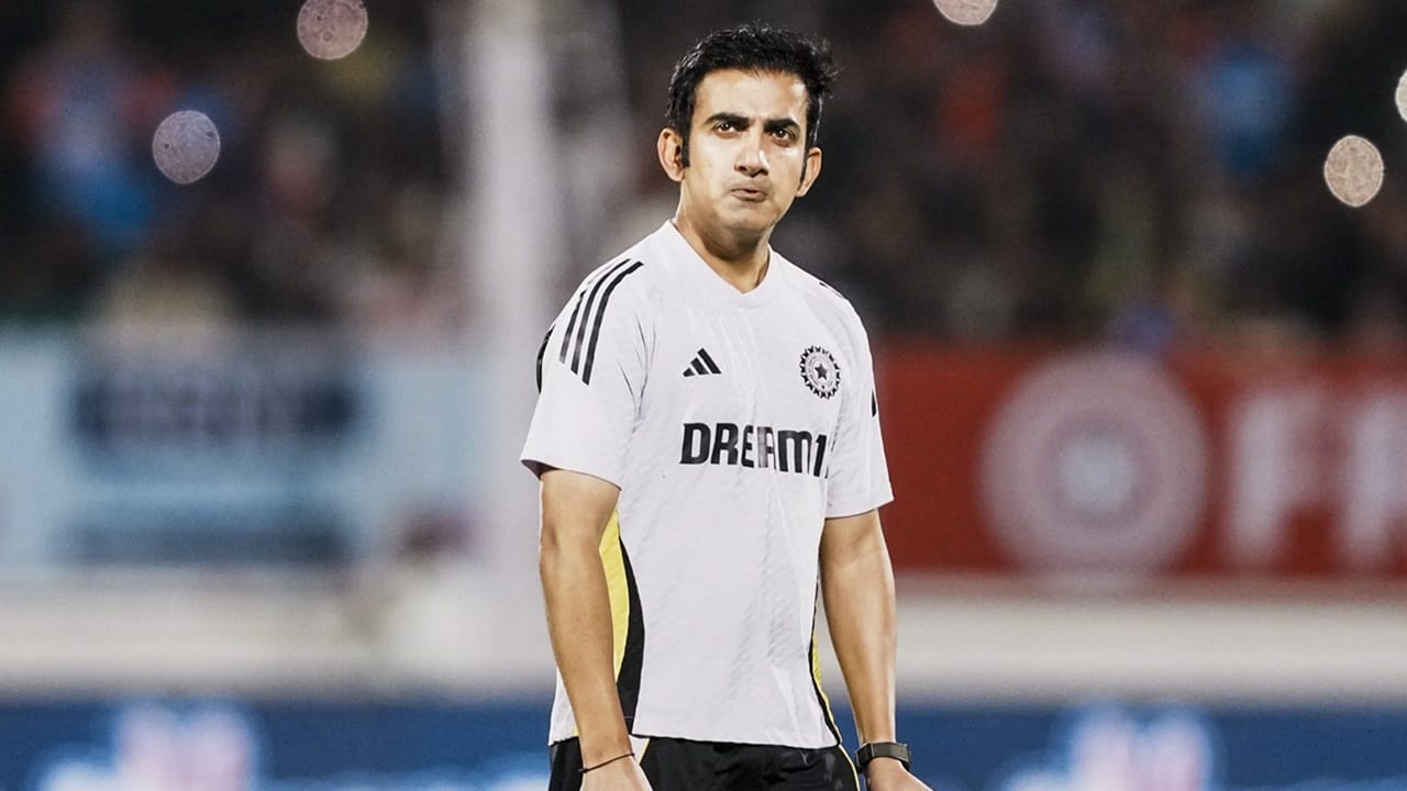 അതിന് എന്താണെന്ന് ഗംഭീര്‍ തിരിച്ച് ചോദിച്ചു. '21 ഡക്കുകള്‍ നേടിയാല്‍ മാത്രമേ ഞാന്‍ നിങ്ങളെ ടീമില്‍ നിന്ന് പുറത്താക്കൂ'വെന്ന് അന്ന് ഗംഭീര്‍ തന്നോട് പറഞ്ഞതായി സഞ്ജു വെളിപ്പെടുത്തി  (Image Credits: PTI)