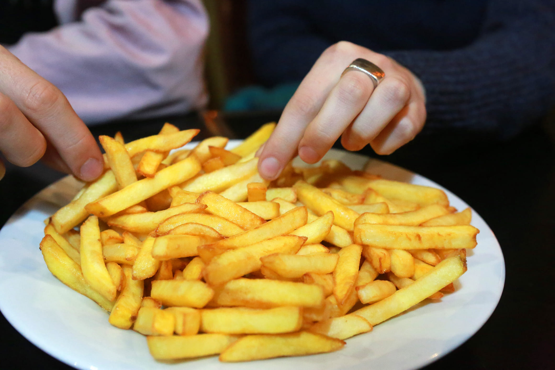 ജനിതകം, ജീവിതശൈലി, ഭക്ഷണക്രമം എന്നിവയുടെ മിശ്രിതമാണ് ടൈപ്പ് 2 പ്രമേഹത്തിന് പ്രധാന കാരണം. ഒരു ഭക്ഷണം മാത്രം ഈ അവസ്ഥയ്ക്ക് കാരണമാകില്ലെങ്കിലും, വറുത്തതും ഉയർന്ന കാർബ് അടങ്ങിയതുമായ ഭക്ഷണങ്ങൾ പതിവായി കഴിക്കുന്നത് ഉയർന്ന അപകടസാധ്യതയ്ക്ക് കാരണമാകുമെന്നത് ശ്രദ്ധേയമാണ്. (Image Credits: Gettyimages)
