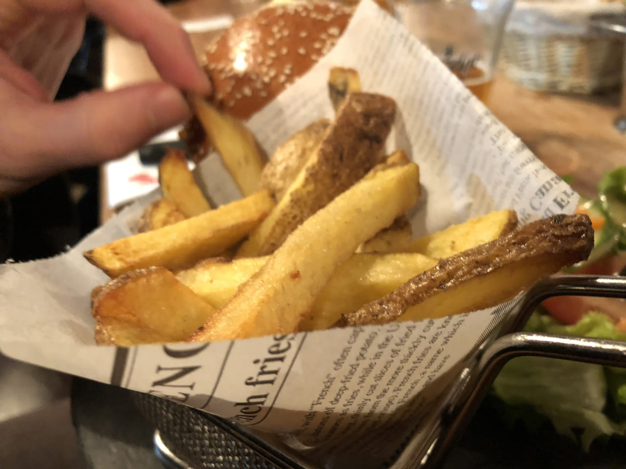 ഉരുളക്കിഴങ്ങ് വറക്കുമ്പോൾ അവ വലിയ അളവിൽ എണ്ണ ആഗിരണം ചെയ്യുകയും കലോറിയും കൊഴുപ്പും ഗണ്യമായി വർദ്ധിക്കുകയും ചെയ്യുന്നു. ഇത് കൂടാതെ കാലക്രമേണ ഉപാപചയ ആരോഗ്യത്തിന് ഹാനികരമായേക്കാവുന്ന സംയുക്തങ്ങളും ഉത്പാദിപ്പിക്കുന്നു. കടകളിൽ നിന്ന് വാങ്ങുന്ന ഇത്തരം ഫ്രൈകളിൽ പലപ്പോഴും അമിതമായി ഉപ്പ് അടങ്ങിയിട്ടുണ്ട്, ഇത് പതിവായി കഴിക്കുന്നത് ഉയർന്ന രക്തസമ്മർദ്ദത്തിനും കാരണമാകും. (Image Credits: Gettyimages)