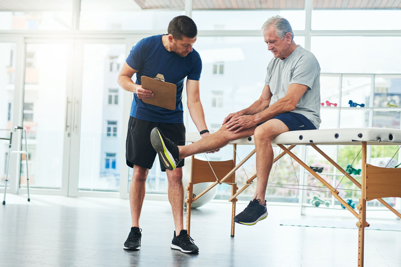 മഴക്കാലമായാൽ നടത്തം വീടിനുള്ളിലാക്കുക, യോഗ തുടങ്ങിയ കുറഞ്ഞ ആഘാതകരമായ വ്യായാമങ്ങൾ സന്ധികളുടെ വഴക്കവും രക്തചംക്രമണവും മെച്ചപ്പെടുത്തും. മഴക്കാലമായതിനാൽ പരിക്ക് പറ്റുന്നതിനുള്ള സാധ്യത കുറയ്ക്കുന്നതിന് വഴുക്കലുള്ള പ്രതലങ്ങൾ വ്യായാമത്തിനായി തിരഞ്ഞെടുക്കരുത്.(Image Credits: Gettyimages)