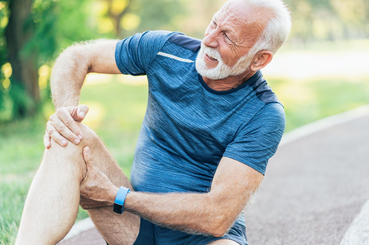 ഒമേഗ-3 സമ്പുഷ്ടമായ ഭക്ഷണങ്ങളായ ഫ്ളാക്സ് സീഡുകൾ, വാൽനട്ട്, മത്സ്യം എന്നിവ ഉൾപ്പെടുത്തുക. മഞ്ഞൾ, ഇഞ്ചി, പഴങ്ങൾ എന്നിവയും കൂടുതലായി കഴിക്കുക. സന്ധികളിൽ വെള്ളം കെട്ടിനിൽക്കുന്നതിനും നീർക്കെട്ടിനും കാരണമാകുന്ന ഉപ്പും സംസ്കരിച്ച ഭക്ഷണങ്ങളും പരിമിതപ്പെടുത്തുക. (Image Credits: Gettyimages)