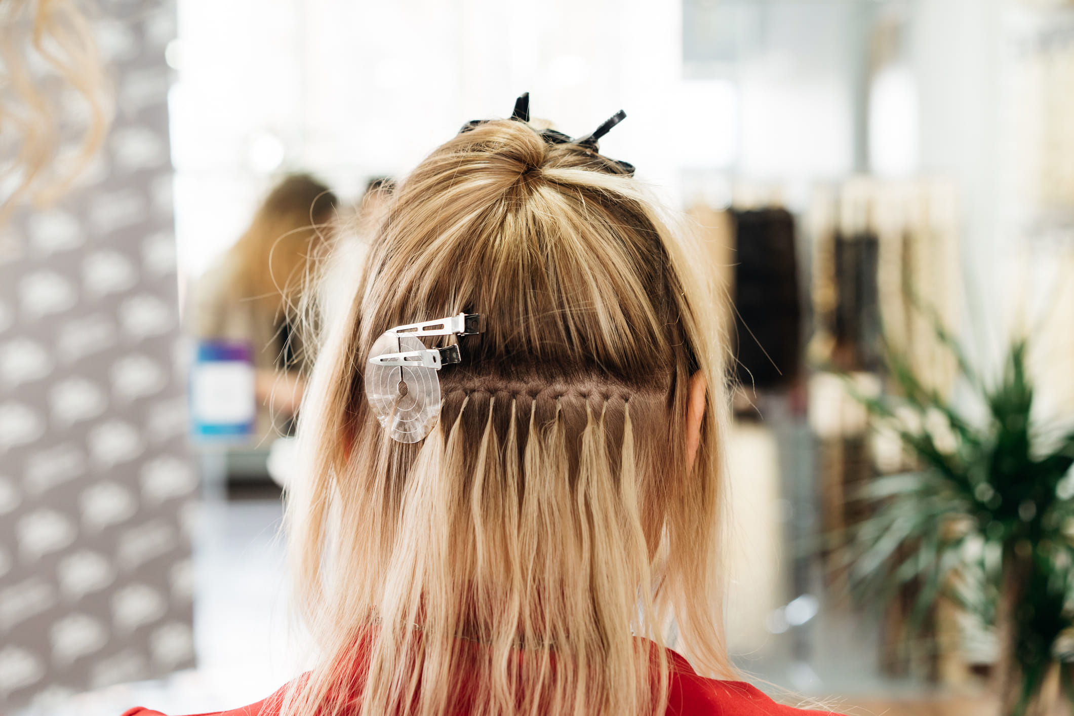 ഇന്ന് പലരും ഹെയര് എക്സ്റ്റന്ഷന് വയ്ക്കുന്നവരാണ് നമ്മൾ. എന്നാൽ പലപ്പോഴും പലർക്കും ഇത് കൃത്യമായി ഉപയോഗിക്കേണ്ടത് എങ്ങനെയാണെന്ന് അറിയില്ല. അതുകൊണ്ട് തന്നെ മുടി പൊട്ടിപോകാനും പേൻ വളരാനും സാധ്യതയുണ്ട്. എന്നാൽ ഇനി മുതൽ ഹെയര് എക്സ്റ്റന്ഷന് ഉപയോഗിക്കാന് പേടി വേണ്ട.(Image Credits:Getty Images)