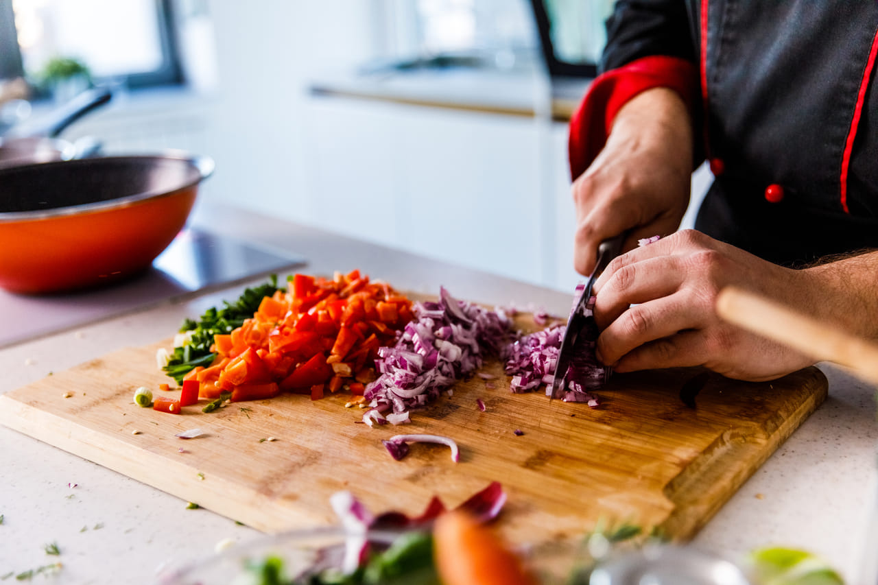 പാചകം ഒരു കലയാണ്. ഇഷ്ട്ടപ്പെട്ട് ചെയ്താൽ അതിനോളം ഭം​ഗി മറ്റൊന്നിനുമില്ല. എന്നാൽ അതിനോട് താല്പര്യമില്ലാത്ത നിരവധിപേരുമുണ്ട്. ജോലിഭാ​രം മറ്റ് കാര്യങ്ങൾ എന്നിവ കാരണം പാചകം ചെയ്യാൻ സമയം കിട്ടാത്തവരുമുണ്ട്. അങ്ങനെയുള്ളവർക്ക് ചെയ്യാൻ പറ്റുന്ന ഒരു എളുപ്പവഴിയാണ് നേരത്തെ പച്ചക്കറികളൊക്കെ അരിഞ്ഞ് വയ്ക്കുക എന്നത്. പക്ഷേ അതിനും ചില പരിമിതികളുണ്ട്. (Image Credits: Unsplash/Getty Images)
