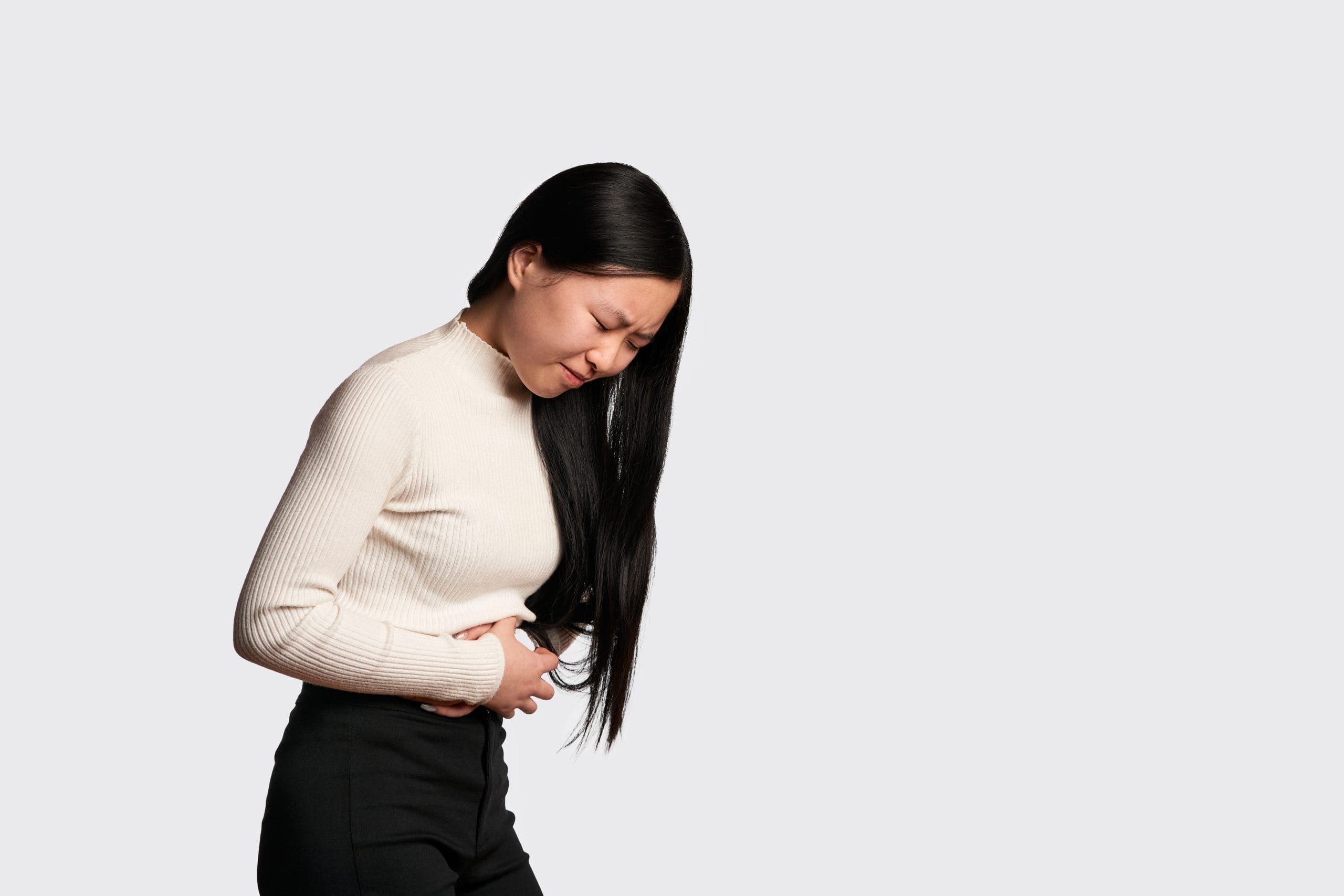 യാതൊരു കാരണവുമില്ലാതെ ഓക്കാനം, നേരിയ വയറുവേദന എന്നിവ വയറ്റിലുണ്ടാകുന്ന കാൻസറിൻ്റെ പ്രധാന ലക്ഷണങ്ങൾ. ഭക്ഷണത്തിനു ശേഷം ഇടയ്ക്കിടെ ഛർദ്ദിൽ ഉണ്ടാവുന്നുണ്ടെങ്കിൽ ഉറപ്പായും വൈദ്യസഹായം തേടുക. വിശപ്പില്ലായ്മയാണ് മറ്റൊരു ലക്ഷണം. നിരന്തരം ക്ഷീണമോ ബലഹീനതയോ അനുഭവപ്പെടുന്നുണ്ടെങ്കിൽ അതും ശ്രദ്ധിക്കാതെ പോകരുത്. (Image Credits: Gettyimages)
