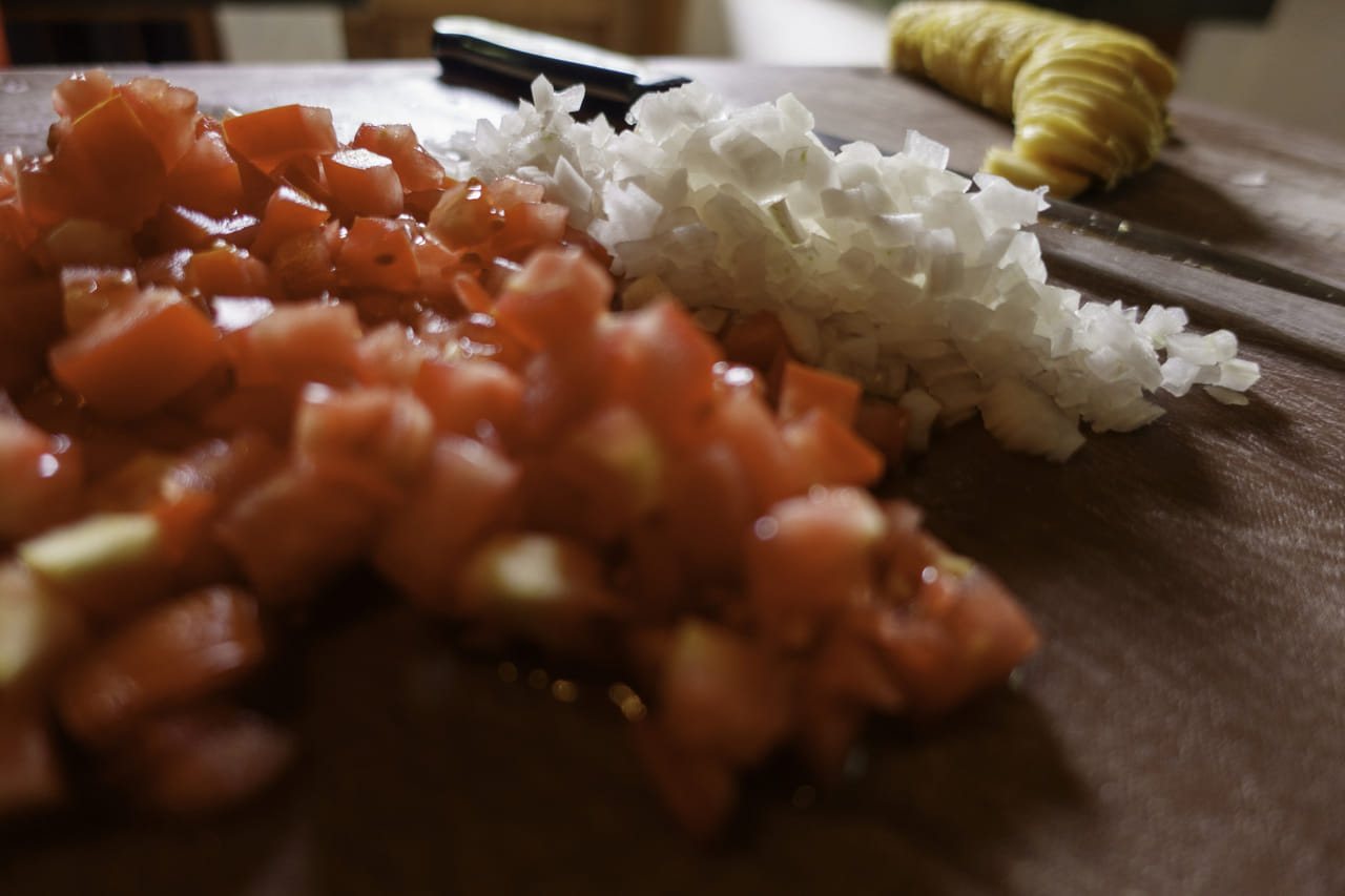 സവാള, തക്കാളി, ഇഞ്ചി വെളുത്തുള്ള തുടങ്ങി പാചകത്തിന് ആവശ്യമായവ നേരത്തെ അരിഞ്ഞ് വയ്ക്കാൻ സാധിക്കും. എന്നാൽ രുചി ഒട്ടും കുറയാനും പാടില്ല. സാധാരണ അങ്ങനെ അരിഞ്ഞ് ഫ്രിഡ്ജിൽ സൂക്ഷിക്കുമ്പോൾ അവയുടെ രുചി നഷ്ടമാകാറുണ്ട്. എങ്കിൽ ഇനി വിഷമിക്കണ്ട, ഇതിനായി ചില പൊടികൈകൾ ഉണ്ട്. അരിഞ്ഞ് സൂക്ഷിക്കുന്നവ ഇനി ദിവസങ്ങളോളം ഫ്രഷായിട്ടിരിക്കാൻ ഇതാ ചില വിദ്യകൾ അറിഞ്ഞിരിക്കൂ. (Image Credits: Unsplash/Getty Images)