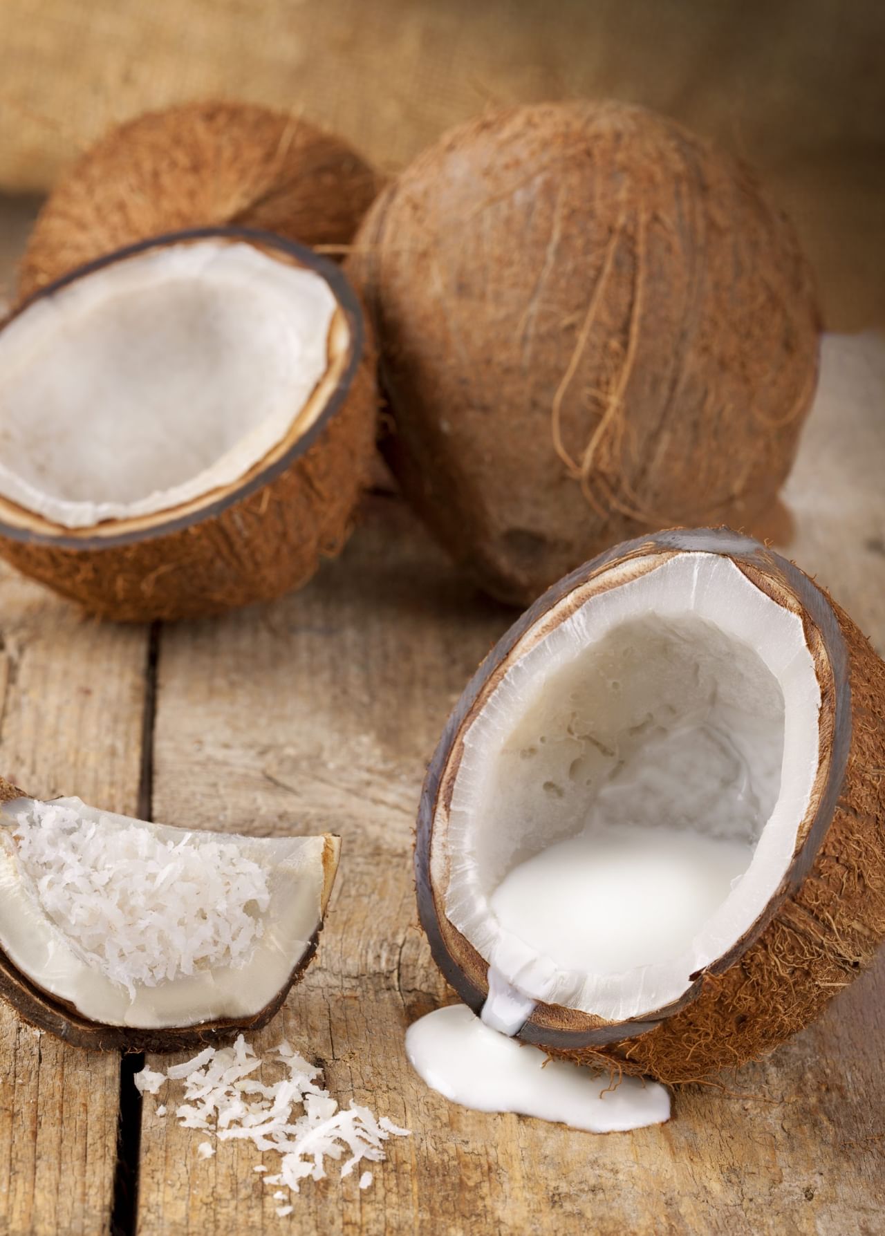 വൃക്ക പ്രശ്നങ്ങൾ ഉള്ളവർ: തേങ്ങാവെള്ളത്തിൽ ഉയർന്ന അളവിൽ പൊട്ടാസ്യം അടങ്ങിയിട്ടുണ്ട്. മിക്കവർക്കും ഇത് വളരെ നല്ലതാണെങ്കിലും, വൃക്കരോഗമുള്ളവർക്ക്, അധിക പൊട്ടാസ്യം പുറന്തള്ളാൻ ബുദ്ധിമുട്ട് അനുഭവപ്പെടാം. ഇത് ഹൃദയ താളത്തെ ബാധിക്കുന്ന അപകടകരമായ അവസ്ഥയായ ഹൈപ്പർകലീമിയയിലേക്ക് നയിച്ചേക്കാം. (Image Credits: Getty Images)