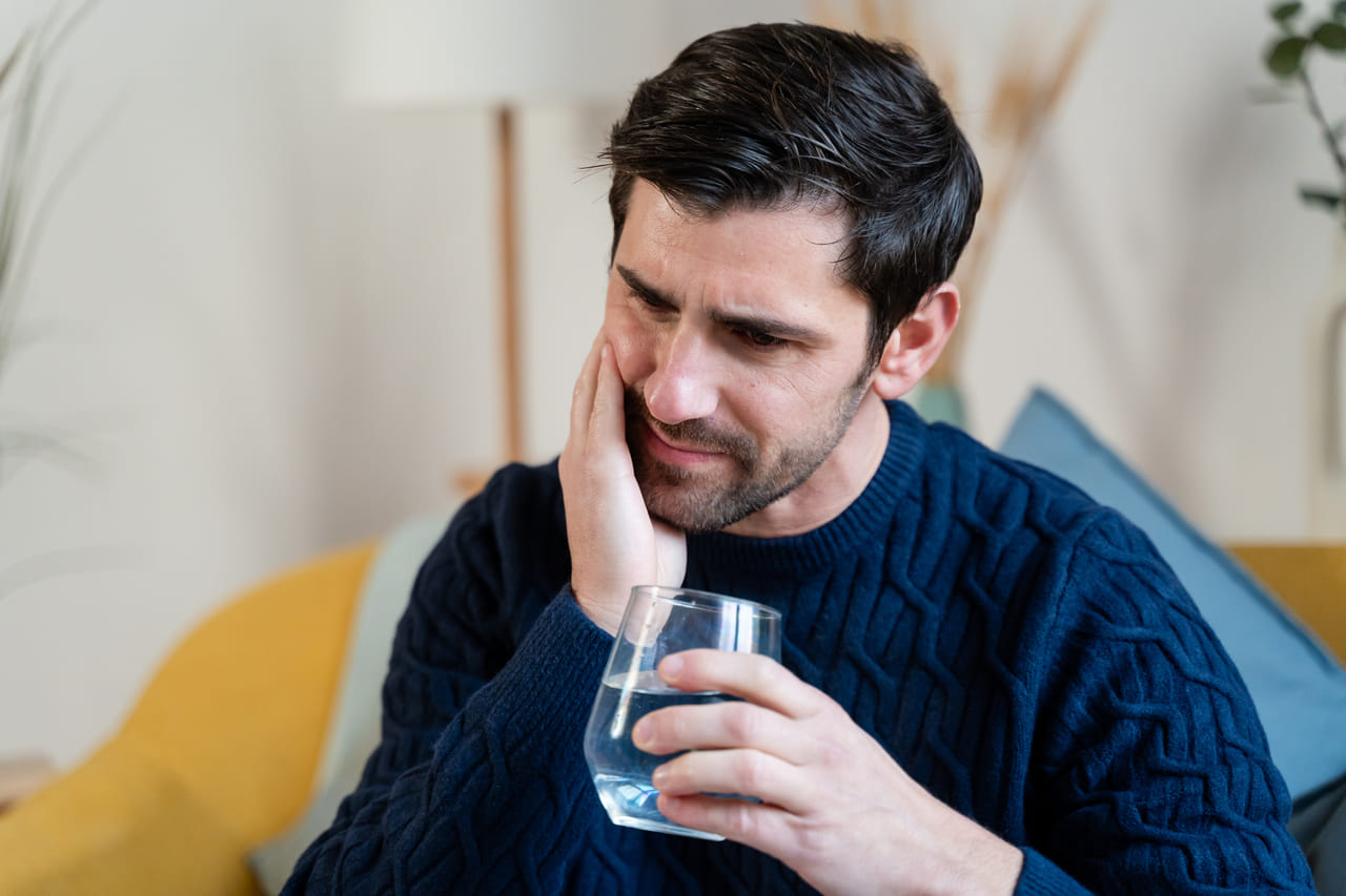 നാവിൽ വെളുത്ത നിറത്തിലുള്ള പൂപ്പൽ പോലെയുള്ള നിറം കാണുകയാണെങ്കിൽ ശ്രദ്ധിക്കണം. കാരണം ഇത് അനാരോഗ്യത്തിന്റെ ലക്ഷണമാണ്. രോഗപ്രതിരോധശേഷി കുറഞ്ഞവരിലും ചെറിയ കുട്ടികളിലുമാണ് ഇത് കൂടുതലായും കാണുന്നത്. ദഹനക്കുറവ് മൂലവും ഇത് ഉണ്ടായേക്കാം. ആന്റിബയോട്ടിക്കുകൾ കഴിക്കുമ്പോഴും ചിലപ്പോൾ നാവിൽ വെളുത്ത നിറം കാണാം. (Image Credits: Gettyimages)