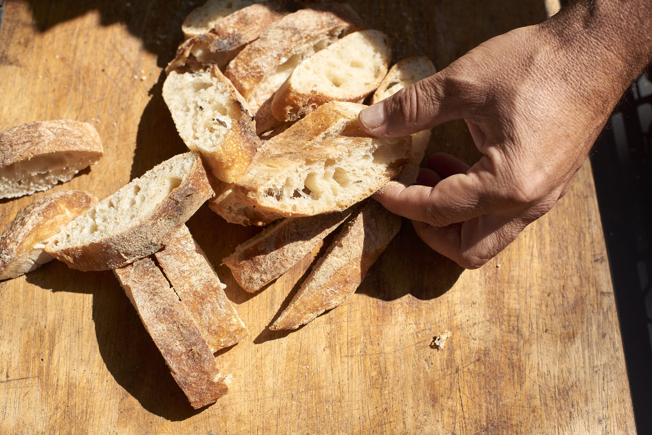 നിങ്ങൾ ബ്രെഡ് പ്ലാസ്റ്റിക്ക് കവറുകളിലാണ് സൂക്ഷിക്കുന്നതെങ്കിൽ അതിലെ ഈർപ്പം പൂപ്പൽ വളർച്ചയും ത്വരിതപ്പെടുത്തുന്നുവെന്ന് ഗ്രാൻഡെ ഡൊറാഡോസ് സർവകലാശാലയുടെ പഠനം തെളിയിക്കുന്നു. കൂടാതെ കോട്ടൺ തുണി അല്ലെങ്കിൽ പേപ്പർ ബാഗുകൾ പോലുള്ള പ്രകൃതിദത്ത വസ്തുക്കളിലേക്ക് മാറ്റിയാൽ തന്നെ നിങ്ങൾക്ക് പെട്ടെന്ന് മാറ്റം കാണാൻ സാധിക്കുന്നു. (Image Credits: Gettyimages)