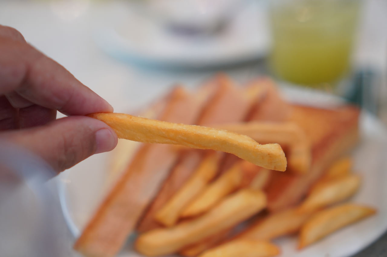 ഫ്രഞ്ച് ഫ്രൈസിന് ലോകമെമ്പാടും ഒരുപാട് ആരാധകരാണുള്ളത്. ഉരുളക്കിഴങ്ങിൻ്റെ വേറിട്ട ഈ രൂപം മിക്കവരുടെയും ഇഷ്ടഭക്ഷണമായി മാറിയിരിക്കുകയാണ്. എന്നാൽ അവ ഇടയ്ക്കിടെ കഴിക്കുന്നത് നിങ്ങളുടെ ആരോഗ്യത്തിന് നല്ലതാണോ? കേംബ്രിഡ്ജ് സർവകലാശാലയിലെ ഒരു വിദഗ്ദ്ധൻ ഉൾപ്പെടെയുള്ള ഒരു അന്താരാഷ്ട്ര ഗവേഷണ സംഘം നടത്തിയ പഠനമാണ് ഇപ്പോൾ ചർച്ചയാകുന്നത്. (Image Credits: Gettyimages)