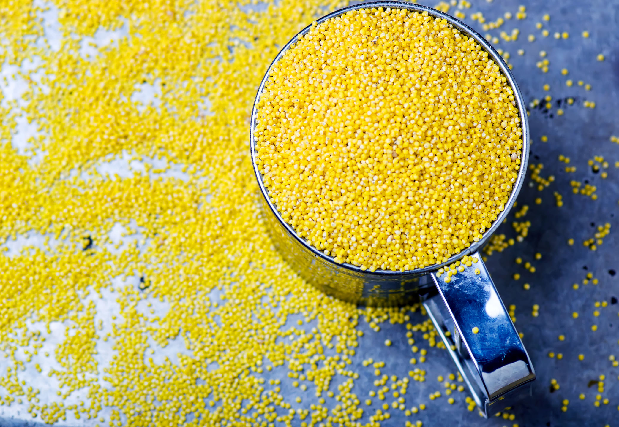 മില്ലറ്റുകളിലെ വളരെ സാവധാനത്തിൽ ദഹിക്കുന്ന കാർബോഹൈഡ്രേറ്റുകൾ ഉള്ളതിനാൽ ഇടയ്ക്കിടെയുള്ള വിശപ്പിന്റെ വിളി നിങ്ങൾ മറക്കുന്നു. ഇടയ്ക്കിടെ ഭക്ഷണം കഴിക്കാതെ തന്നെ ഊർജ്ജം നൽകുന്നു. പ്രോട്ടീനും നാരുകളും കൂടുതലുള്ള ഇവ വയർ നിറഞ്ഞതായി തോന്നിപ്പിക്കുകയും  ആരോഗ്യകരമായ ഭാരം നിലനിർത്തുകയും ചെയ്യുന്നു. കുടലിൻ്റെ ആരോ​ഗ്യത്തിന് ഇവ വളരെ നല്ലതാണ്. (Image Credits: Gettyimages)
