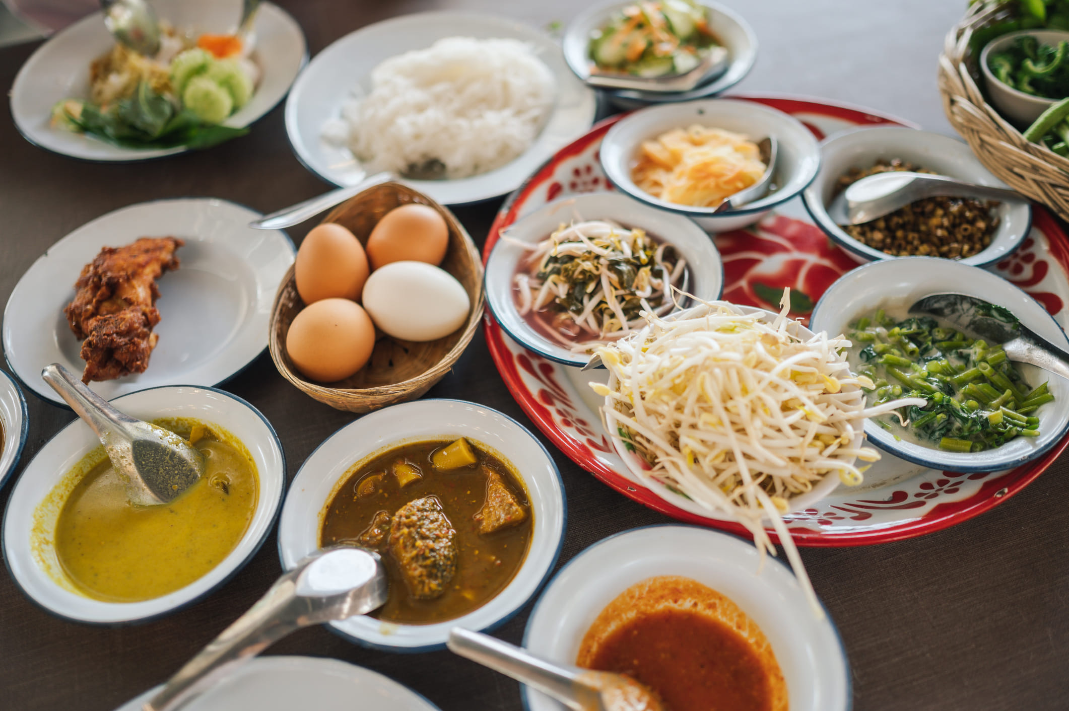 മിക്ക വീടുകളിലും പ്ലാസ്റ്റിക് പാത്രങ്ങൾ സുലഭമാണ്. പല കാരണങ്ങൾകൊണ്ട് അവയുടെ ഉപയോ​ഗം നമ്മൾ ഇഷ്ടപ്പെടുന്നു. എന്നാൽ ഇവ എത്രത്തോളം നമ്മുടെ ആരോ​ഗ്യത്തെ ബാധിക്കുന്നുണ്ടെന്ന് നിങ്ങൾ എപ്പോഴെങ്കിലും ചിന്തിച്ചിട്ടുണ്ടോ. വീട്ടുകളിൽ പ്ലാസ്റ്റിക് പാത്രങ്ങൾ ഉപയോഗിക്കുന്നതിന്റെ മറഞ്ഞിരിക്കുന്ന അപകടങ്ങളെക്കുറിച്ചാണ് വിദഗ്ധർ ഇപ്പോൾ മുന്നറിയിപ്പ് നൽകുന്നത്. (Image Credits: Gettyimages)
