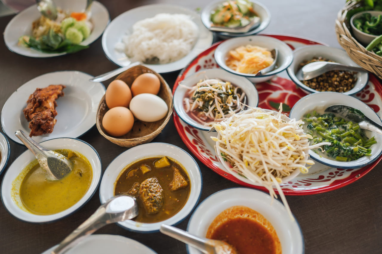 മിക്ക വീടുകളിലും പ്ലാസ്റ്റിക് പാത്രങ്ങൾ സുലഭമാണ്. പല കാരണങ്ങൾകൊണ്ട് അവയുടെ ഉപയോ​ഗം നമ്മൾ ഇഷ്ടപ്പെടുന്നു. എന്നാൽ ഇവ എത്രത്തോളം നമ്മുടെ ആരോ​ഗ്യത്തെ ബാധിക്കുന്നുണ്ടെന്ന് നിങ്ങൾ എപ്പോഴെങ്കിലും ചിന്തിച്ചിട്ടുണ്ടോ. വീട്ടുകളിൽ പ്ലാസ്റ്റിക് പാത്രങ്ങൾ ഉപയോഗിക്കുന്നതിന്റെ മറഞ്ഞിരിക്കുന്ന അപകടങ്ങളെക്കുറിച്ചാണ് വിദഗ്ധർ ഇപ്പോൾ മുന്നറിയിപ്പ് നൽകുന്നത്. (Image Credits: Gettyimages)
