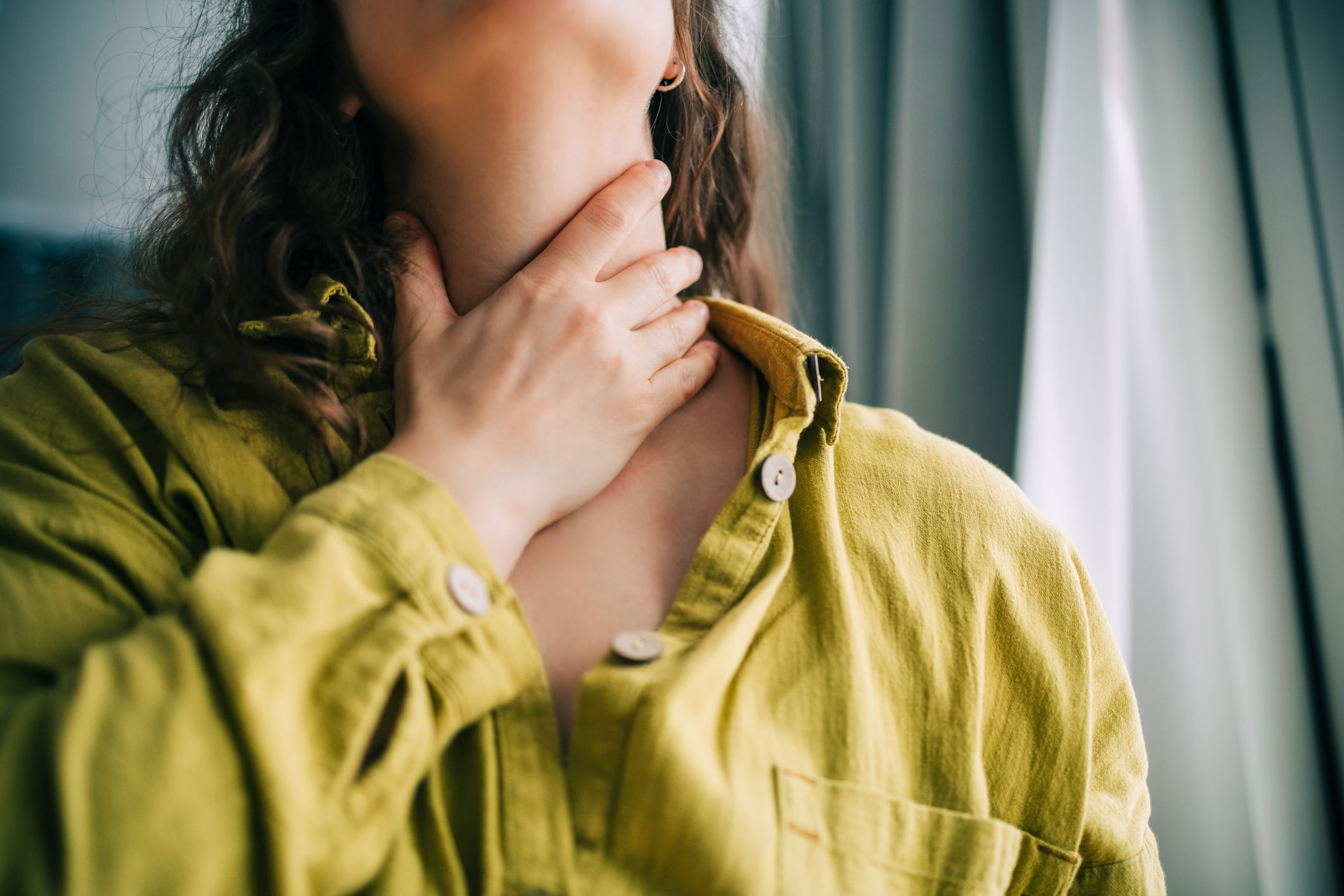 ചിക്കൻ അല്ലെങ്കിൽ പച്ചക്കറി സൂപ്പ് പോലുള്ള ചൂടുള്ളവ തൊണ്ടവേദന കുറയ്ക്കാനും, ദ്രാവകങ്ങൾ വിതരണം ചെയ്യാനും, പോഷകങ്ങൾ നൽകാനും സഹായിക്കുന്നു. ചിക്കൻ സൂപ്പ് നേരിയ തോതിൽ വീക്കം തടയുന്ന ഗുണങ്ങൾ നൽകുന്നതാണ്. കൂടാതെ തേൻ ആന്റിമൈക്രോബയൽ, ആന്റിഓക്‌സിഡന്റ് ​ഗുണങ്ങൾ നൽകി തൊണ്ടയെ ശമിപ്പിക്കുന്നു. പ്രത്യേകിച്ച് ഉറങ്ങുന്നതിനുമുമ്പ് കഴിക്കുമ്പോൾ ചുമ കുറയ്ക്കുകയും ചെയ്യും.(Image Credits: Getty Images)
