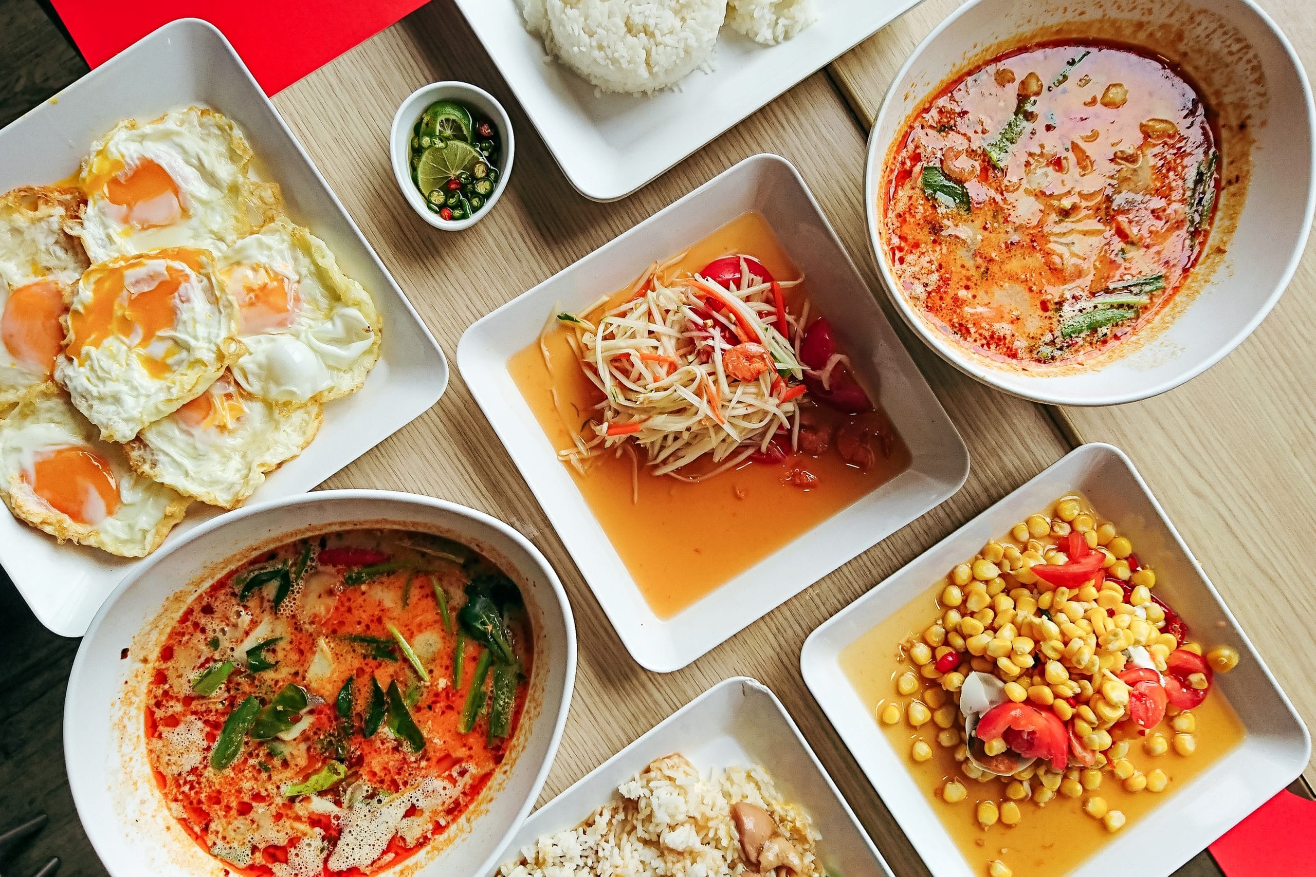 പ്ലാസ്റ്റിക് പ്ലേറ്റുകൾ, കപ്പുകൾ, പാത്രങ്ങൾ, ലഞ്ച് ബോക്സുകൾ എന്നിവ ബിപിഎ പോലുള്ള രാസവസ്തുക്കൾ ഉപയോഗിച്ചാണ് നിർമ്മിക്കുന്നത്. ബിപിഎ എന്നാൽ പ്ലാസ്റ്റിക്കിന്റെ ആകൃതിയും വഴക്കവും നിലനിർത്താൻ സഹായിക്കുന്ന ഒരു സിന്തറ്റിക് കെമിക്കലായ ബിസ്ഫെനോൾ എയെ സൂചിപ്പിക്കുന്നു. എന്നാൽ ഇത് ഏറ്റവും അപകടകാരിയായ എൻഡോക്രൈൻ ഡിസ്റപ്റ്ററുകളിൽ ഒന്നാണ്. അതായത് ശരീരത്തിന്റെ ഹോർമോൺ സിസ്റ്റങ്ങളെ തടസ്സപ്പെടുത്തുന്ന രാസവസ്തുക്കൾ. (Image Credits: Gettyimages)
