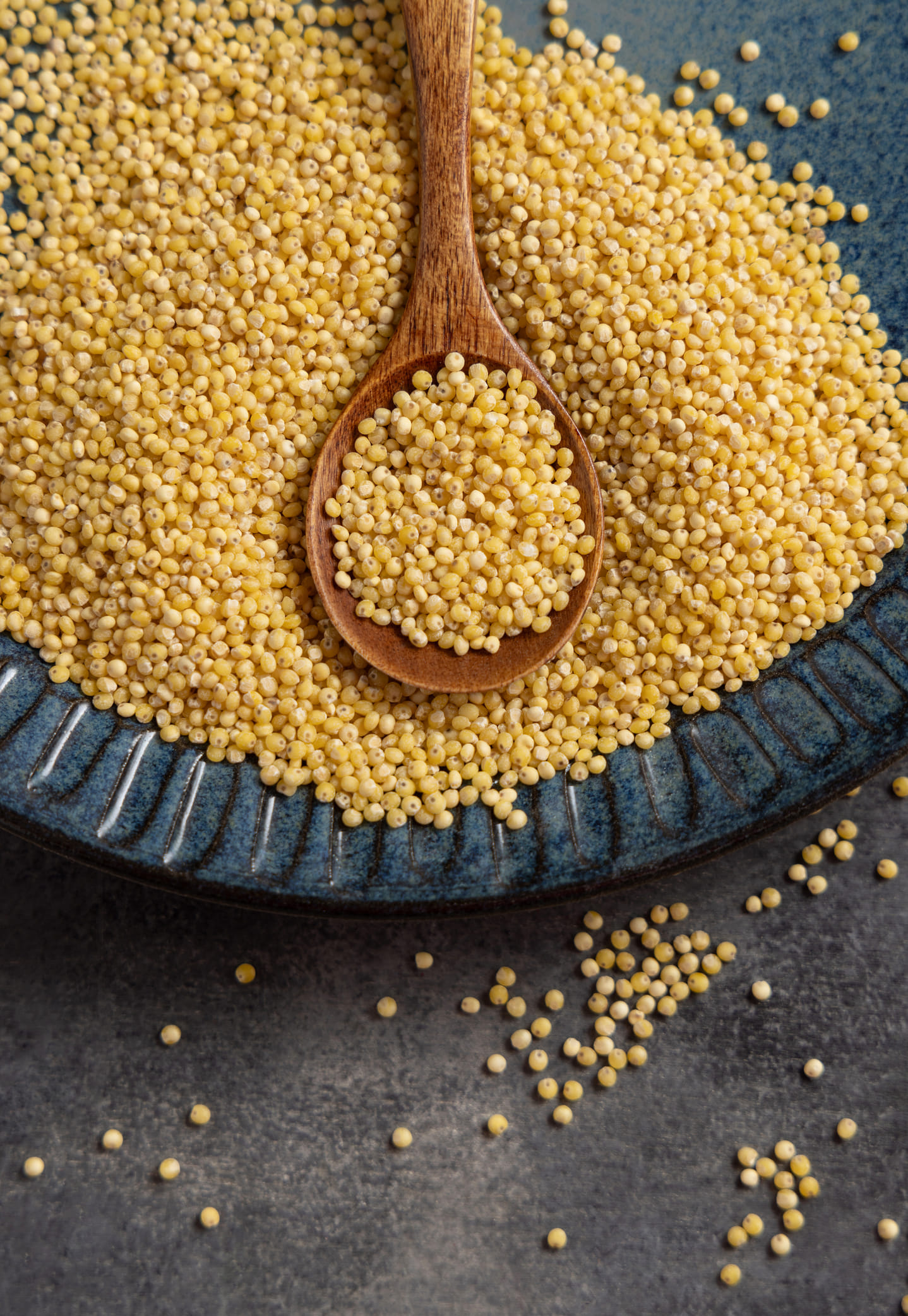 മില്ലറ്റുകളിൽ മഗ്നീഷ്യം, പൊട്ടാസ്യം എന്നിവ അടങ്ങിയിട്ടുണ്ട്. ഇത് രക്തസമ്മർദ്ദം നിയന്ത്രിക്കാൻ സഹായിക്കുന്നു. അതേസമയം അവയുടെ നാരുകൾ ശരീരത്തിലെ മോശം കൊളസ്ട്രോളിലെ കുറയ്ക്കുകയും നല്ല കൊളസ്ട്രോൾ നിലനിർത്തുകയും ചെയ്യുന്നു. അതിലൂടെ നിങ്ങളിൽ ഹൃദ്രോഗ സാധ്യത കുറയ്ക്കുന്നു. (Image Credits: Gettyimages)
